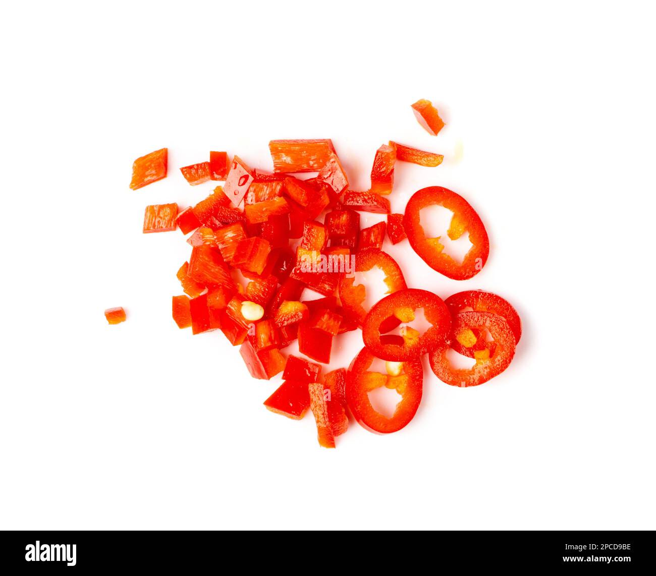 Peperoncini tagliati a pezzi tagliati isolati, peperoncini piccanti freschi, peperoncini rossi caldi parti su sfondo bianco Foto Stock