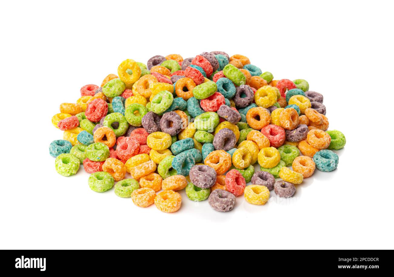 Colorata colazione anelli pile isolato. Anse di frutta, anelli di cereali fruttati, cereali di mais colorati su sfondo bianco Foto Stock