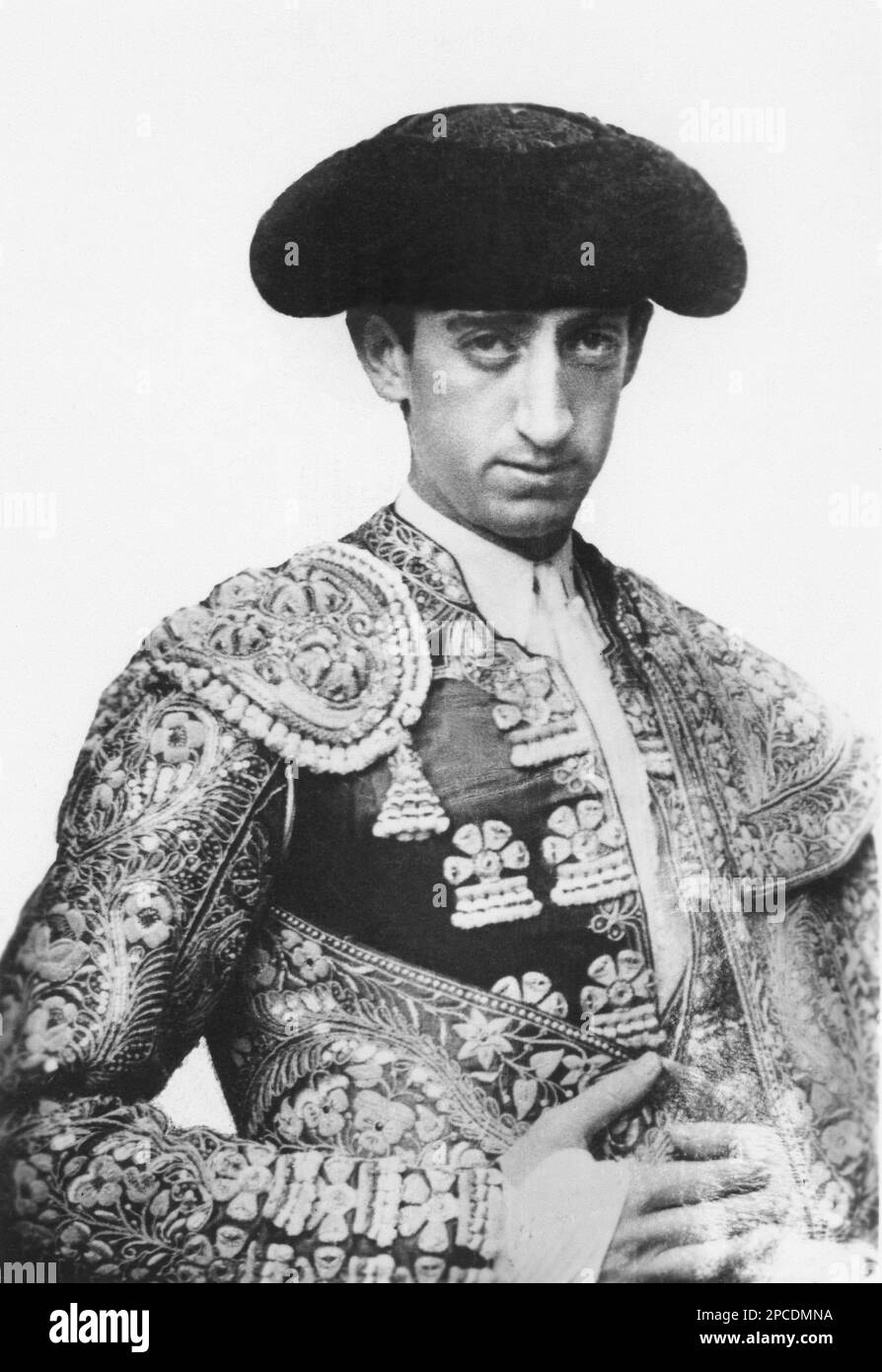 Manuel Laureano Rodriguez Sanchez ( 1917 a Cordoba - 1947 a Linares ), meglio conosciuto come MANOLETE . Era un famoso bullfighter spagnolo. È salito al rilievo poco dopo la guerra civile spagnola ed è considerato da alcuno per essere il più grande bullfighter di tutti i tempi. Morì a seguito di un goring nella gamba superiore destra mentre uccise il quinto toro del giorno, il miura bull Islero , un evento che lasciò la Spagna in stato di shock. - TORERO - TOREADOR - CORRIDA - TAUROMACHIA - Spagna - ritratto - ritratto - giacca da corrida Traje de luz ---- Archivio GBB Foto Stock