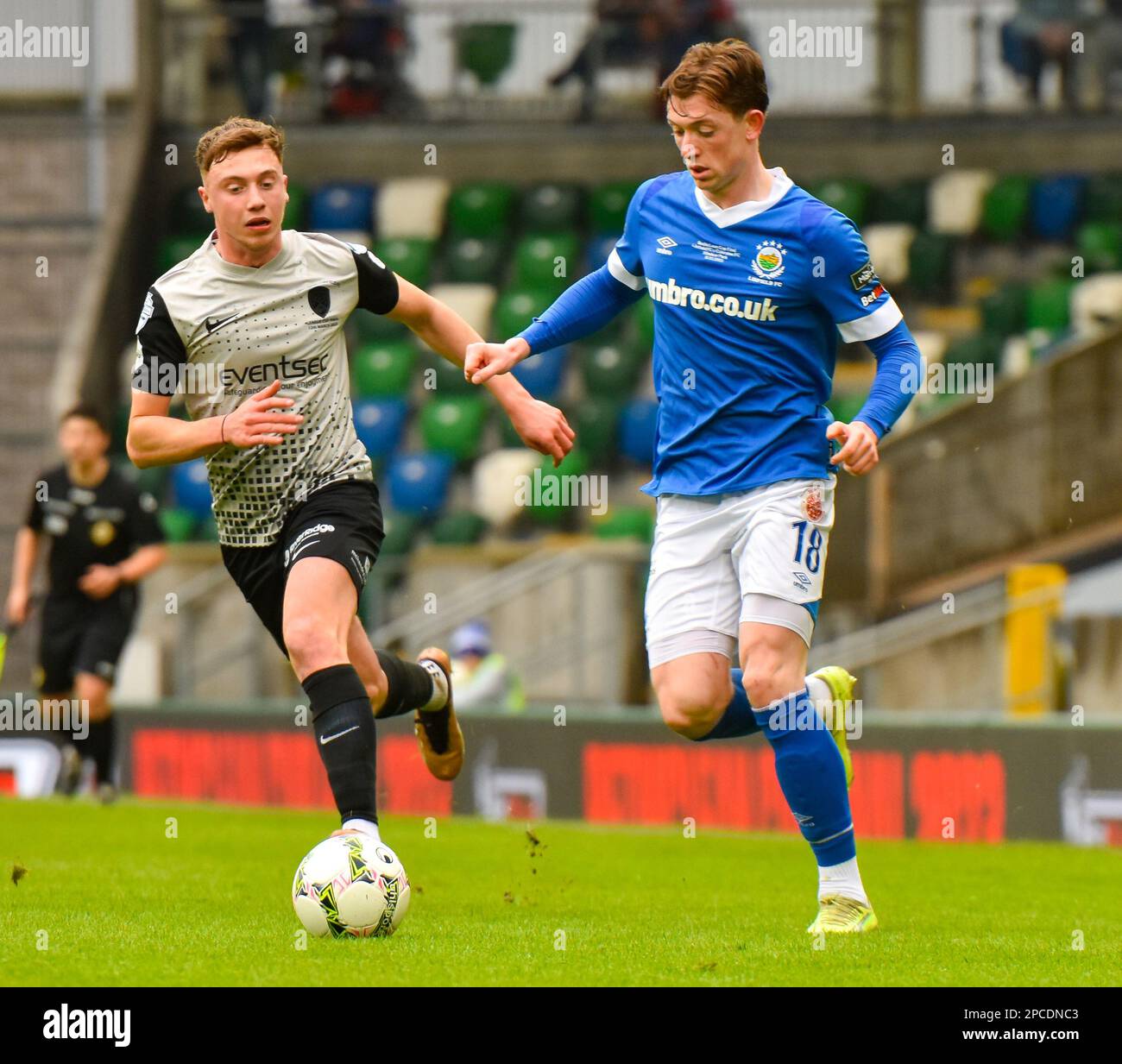 Daniel Finlayson, giocatore del Linfield FC con Matthew Shevlin tracking. BetMcLean Cup Final 2023, Linfield Vs Coleraine. Windsor Park, Belfast. Foto Stock