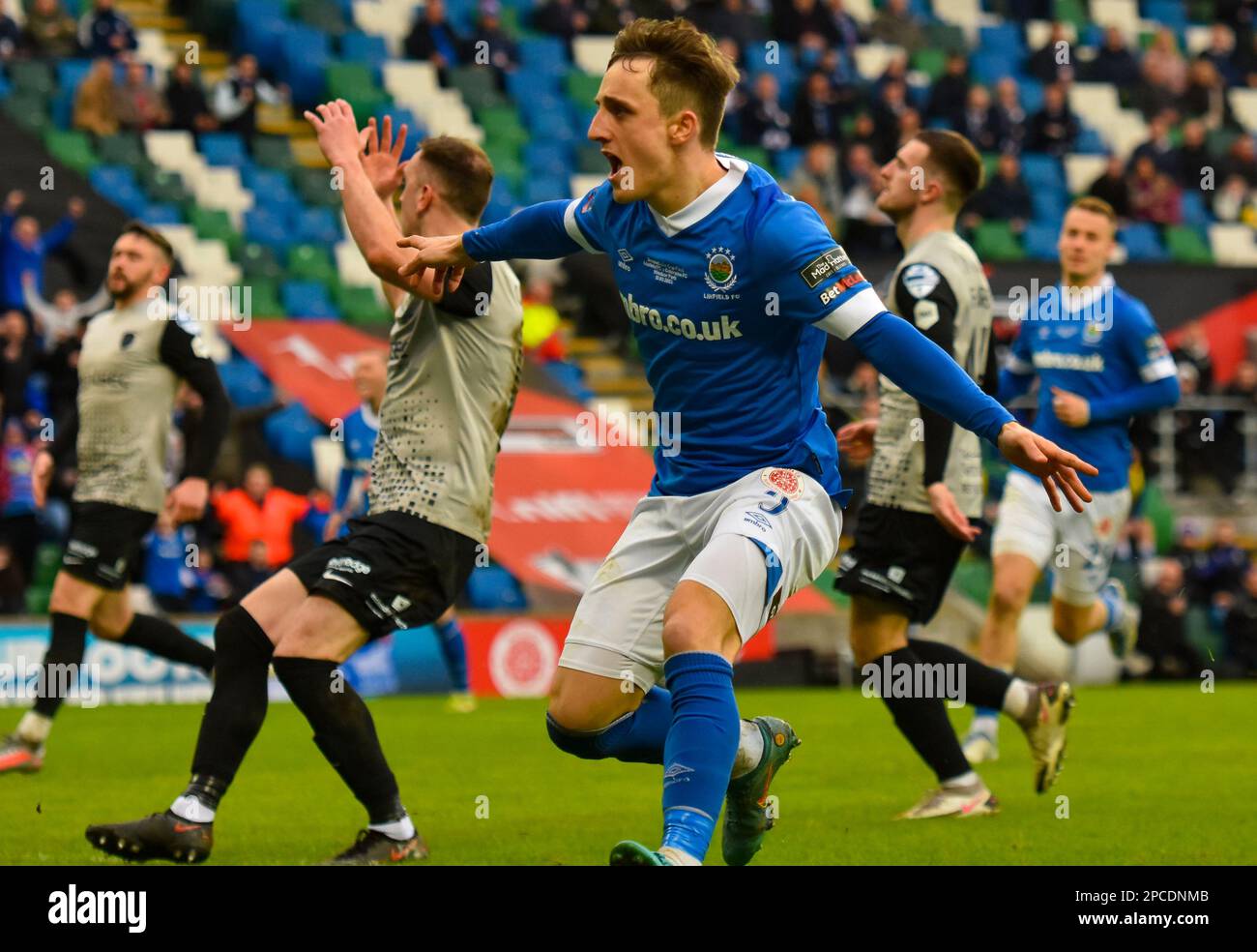 Joel Cooper, lettore Linfield FC. BetMcLean Cup Final 2023, Linfield Vs Coleraine. Stadio nazionale al Windsor Park, Belfast. Foto Stock