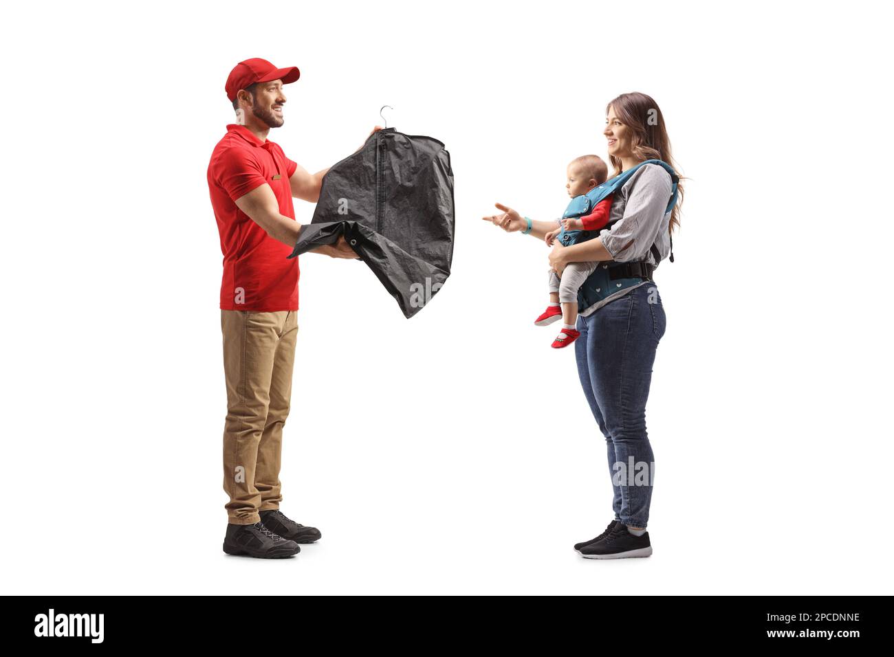 Uomo che consegna i vestiti dai pulitori asciutti ad una madre con un bambino isolato su uno sfondo bianco Foto Stock