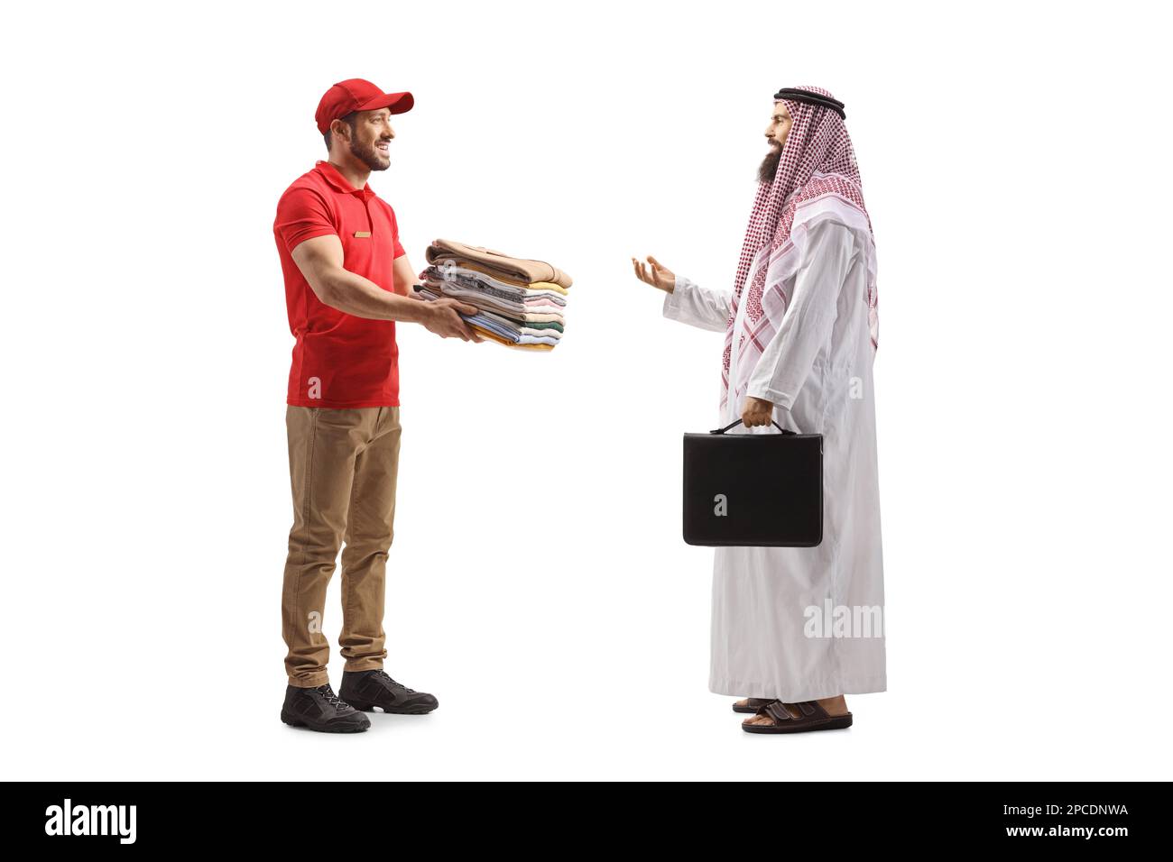 Uomo che consegna abiti di lavaggio a secco ad un arabo in abiti etnici isolati su uno sfondo bianco Foto Stock