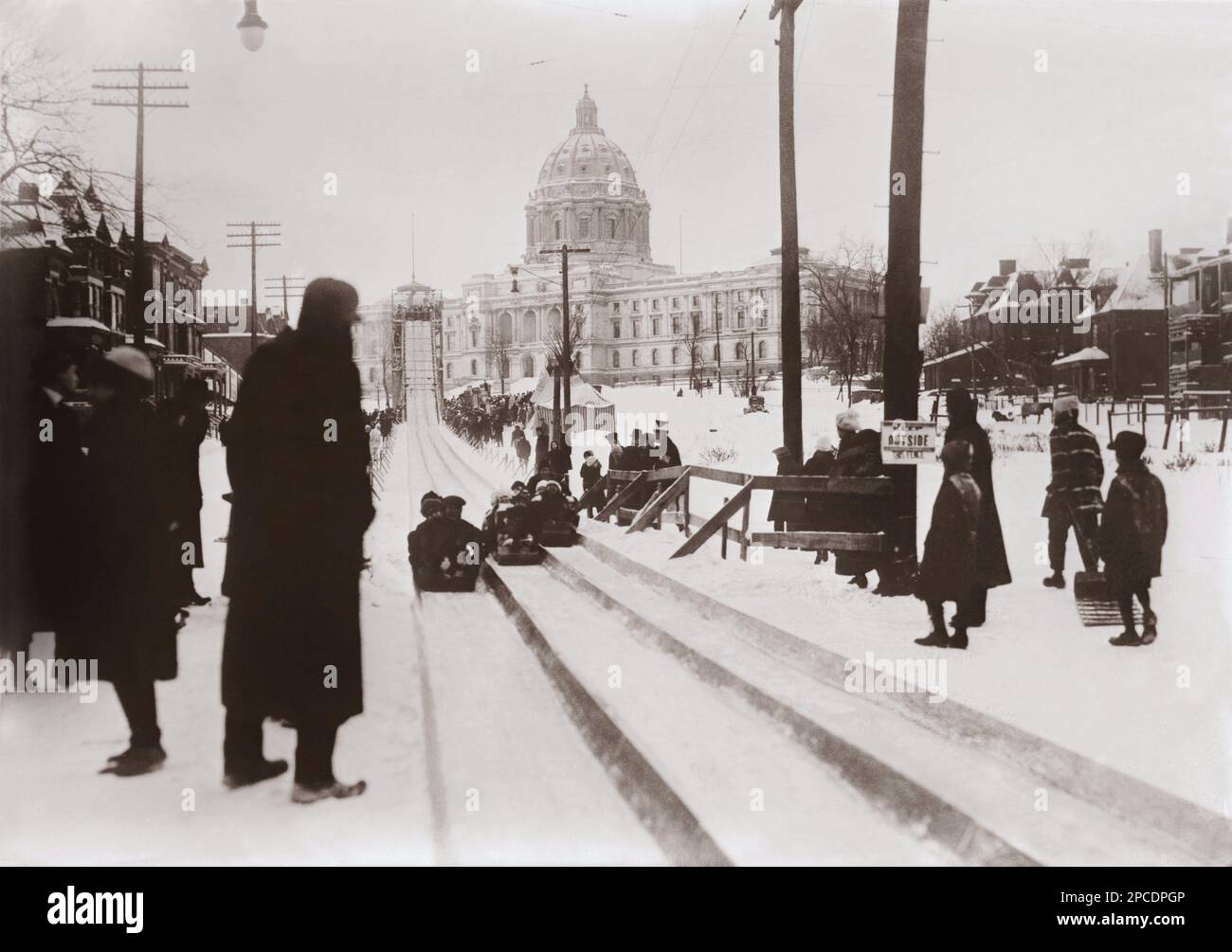1910 ca, St. PAUL , MINNESOTA , USA : il Carnevale d'Inverno sulla neve . Sullo sfondo il Campidoglio dello Stato del Minnesota - PARCO PUBBLICO - NEVE - SPORT - slittino - bob - PARCO - bambini - bambino - bambino - bambini - GIOCHI sula NEVE - inverno - INVERNALI - FOTO STORICHE - STORIA - GEOGRAFIA - GEOGRAFIA - paesaggio - paesaggio - veduta - Campidoglio ---- Archivio GBB Foto Stock