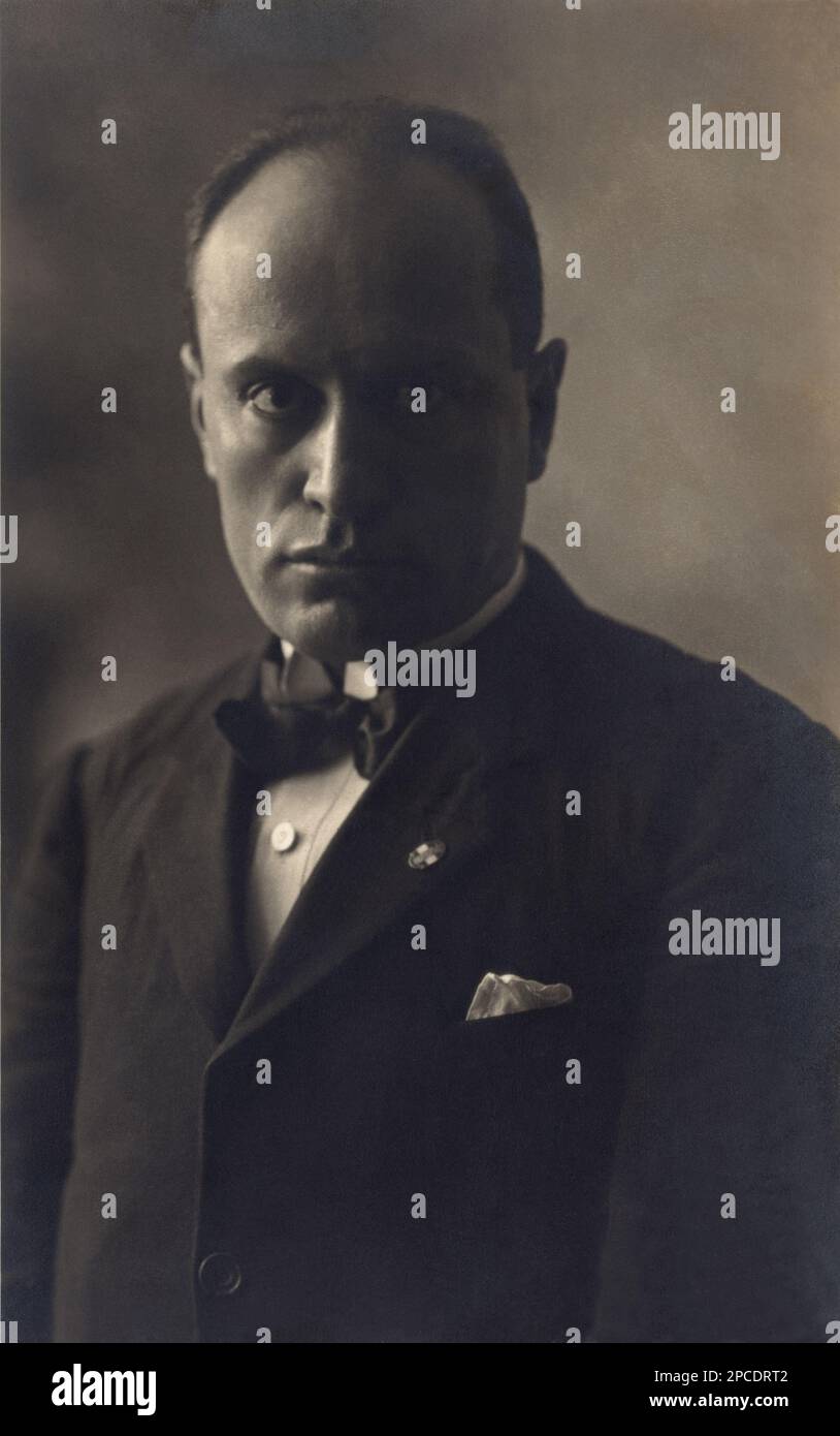 1922 ca. , ITALIA: Il duca fascista italiano BENITO MUSSOLINI . Foto di Vettori , Bologna - ritratto - ritratto - POLITICA - POLITICO - ITALIA - POLITICA - ritratto - ITALIA - FASCISMO - FASCISMO - FASCISTA - cravatta - papillon - cravatta - colletto - fazzoletto nel taschino - pochette - ITALIA --- Archivio GBB Foto Stock