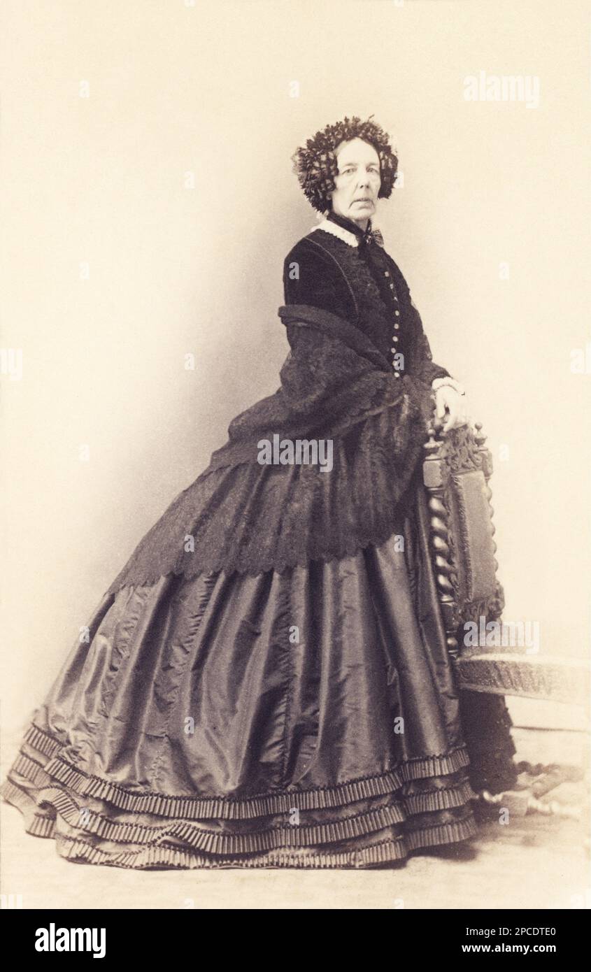 1870 ca, Parigi , Francia : la sig.ra britannica AGNES NEWTON LANE , nata il sig. AGNES BAGOT . Foto di G. Penabert , Parigi , Francia . Sposò il 8 gennaio 1828 con JOHN NEWTON LANE ( 1800 - 1869 ) e la coppia ha 6 figli . Agnes fu il daugter di William Bagot 2nd Barone Bagot di Bromley di Bagot ( 1773 - 1856 ) e Lady Louisa Legge di Dartmouth ( 1787 - 1816 ) . - RITRATTO - ritratto - NOBILTÀ - NOBILI - Nobiltà - EPOCA VITTORIANA - EROE VITTORIANO - OTTOCENTO - OTTOCENTO - '800 - moda - MODA - STORIA - FOTO STORICHE - abito nero - vestito nero - cappello - cappello - cappello - Foto Stock