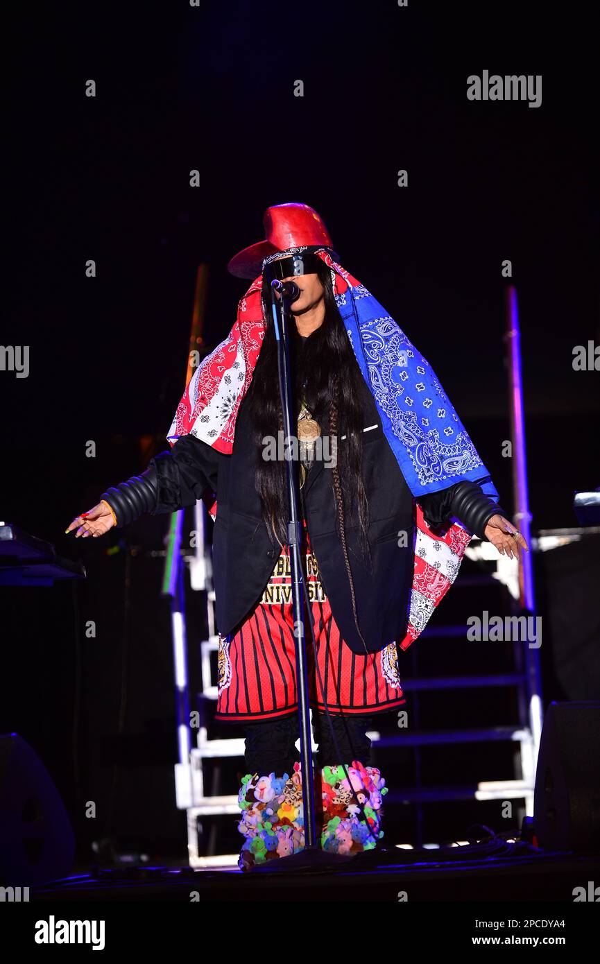 Miami Gardens, Florida, Stati Uniti. 12th Mar, 2023. Erykah Badu si esibisce dal vivo sul palco durante l'annuale Jazz in the Gardens Music Fest (JITG) day2 del 16th all'Hard Rock Stadium il 12 marzo 2023 a Miami Gardens, Florida. Credit: Mpi10/Media Punch/Alamy Live News Foto Stock