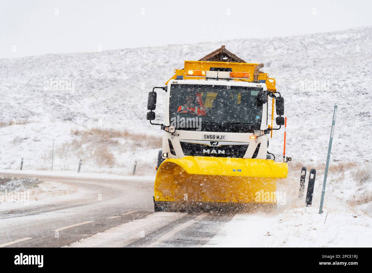 Dundonnell, Ross e Cromarty, Scozia, Regno Unito. 13 marzo 2023. Aratro da neve che lavora su A832 a Dundonnell parte della North Coast 500 rotta, vicino Ullapoo Foto Stock