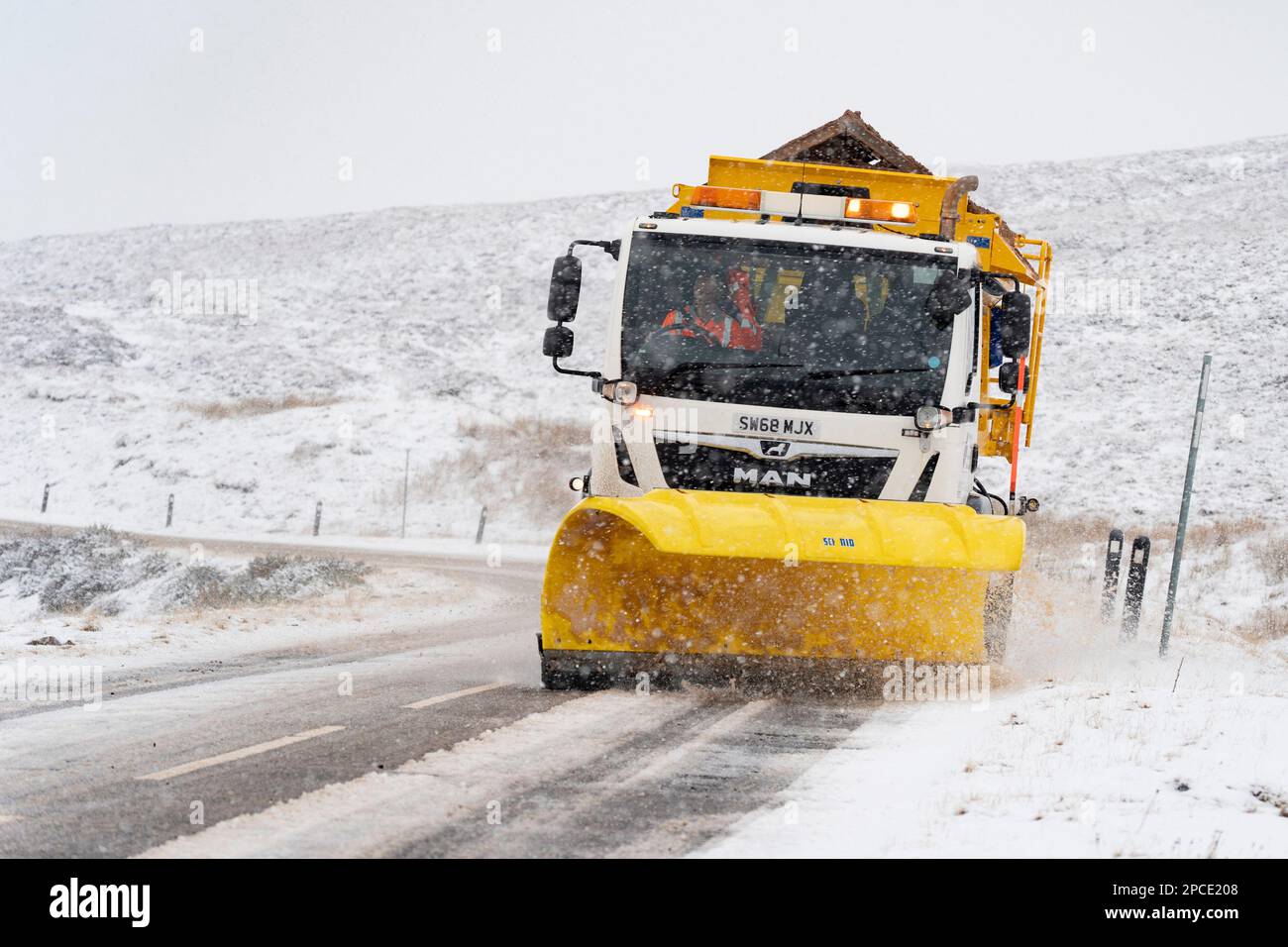 Dundonnell, Ross e Cromarty, Scozia, Regno Unito. 13 marzo 2023. Aratro da neve che lavora su A832 a Dundonnell parte della North Coast 500 rotta, vicino Ullapoo Foto Stock