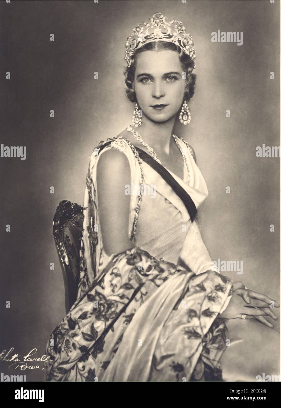 1930 ca. , Roma , Italia : la principessa belga Marie José del BELGIO ( 1906 - 2001 ) , futura ultima Regina d'Italia , sposò nel 1930 il Principe italiano del Piemonte UMBERTO II di SAVOIA ( 1904 - 1983 ) . In questa foto con la tiara disegnata da Umberto stesso . Ritratto di Ghitta Carell , Roma - Casa DEL BRABANTE - BRABANTE - royalty - nobili italiani - nobiltà - principessa reale - ITALIA - BELGIO - Maria José - ritratto - collana - collana - perla - perla - perla - gioiello - gioielli - gioielleria - gioielleria - gioielleria - gioielleria - gioielli - bijoux - corona - corona - orecchino - orecchini - gocce - brillanti - Foto Stock