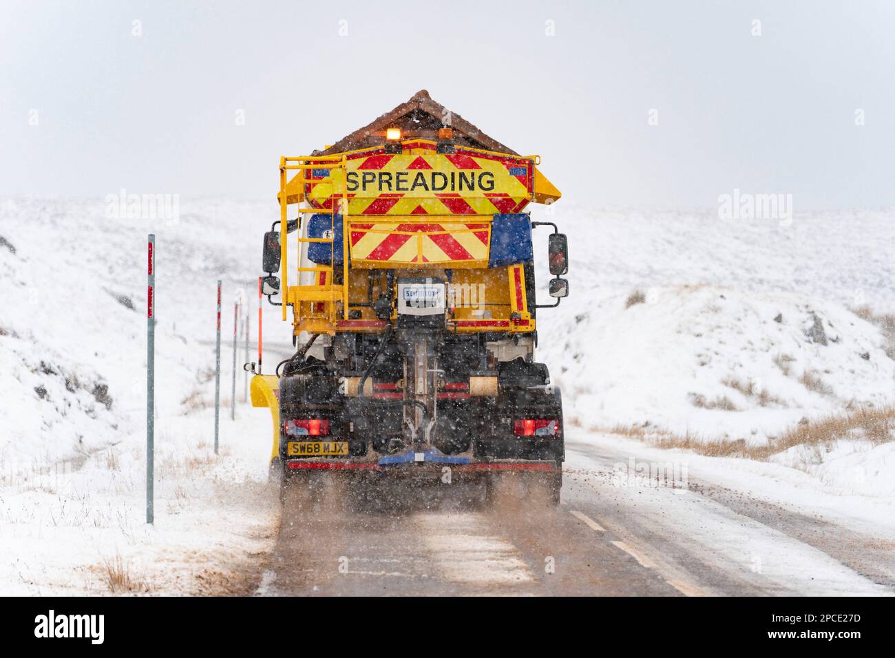 Dundonnell, Ross e Cromarty, Scozia, Regno Unito. 13 marzo 2023. Aratro da neve che lavora su A832 a Dundonnell parte della North Coast 500 rotta, vicino Ullapoo Foto Stock