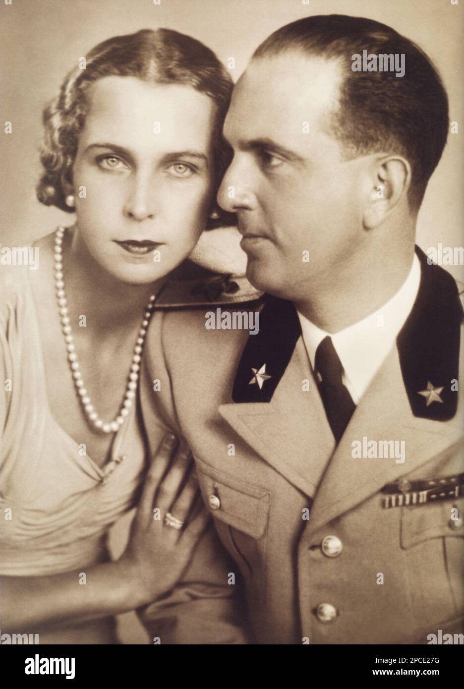 1938 ca. , Roma , Italia : la principessa belga Marie José del BELGIO ( 1906 - 2001 ) , futura ultima Regina d'Italia , con il marito , il Principe italiano del Piemonte UMBERTO II di SAVOIA ( 1904 - 1983 ) . Ritratto di Ghitta Carell , Roma - Casa DEL BRABANTE - BRABANTE - royalty - nobili italiani - nobilta'- principessa reale - ITALIA - BELGIO - SAVOIA - Marie Maria José - ritrato - collana - perle collana - perla - perla - perla - perla - perla - gioiello - gioielli - gioielleria - gioviello - gioielli - bijoux - orecchino - orecchini - orecchini - anello - anello di brillanti - diamanti - diamants - divisa militare Foto Stock