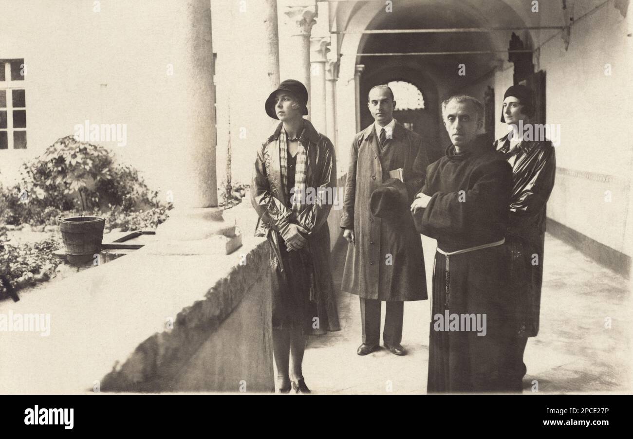 1931 ca. , SERRALUNGA DI Crea , Alessandria , ITALIA : la futura Regina MARIA José di SAVOIA (principessa del Brabante del Belgio , 1906 - 2001 ) , Moglie dell'ultimo re italiano Umberto i durante una visita al Santuario del Sacromonte di Crea - CASA SAVOIA - ITALIA - REALI - BRABANTE - BELGIO - Nobiltà ITALIANA - SAVOIA - NOBILTÀ - ROYALTY - STORIA - FOTO STORICHE - frate - cappello - chiostro - convento - chiesa - impermeabile - impermeabile - impermeabile - impermeabile - impermeabile --- Archivio GBB Foto Stock