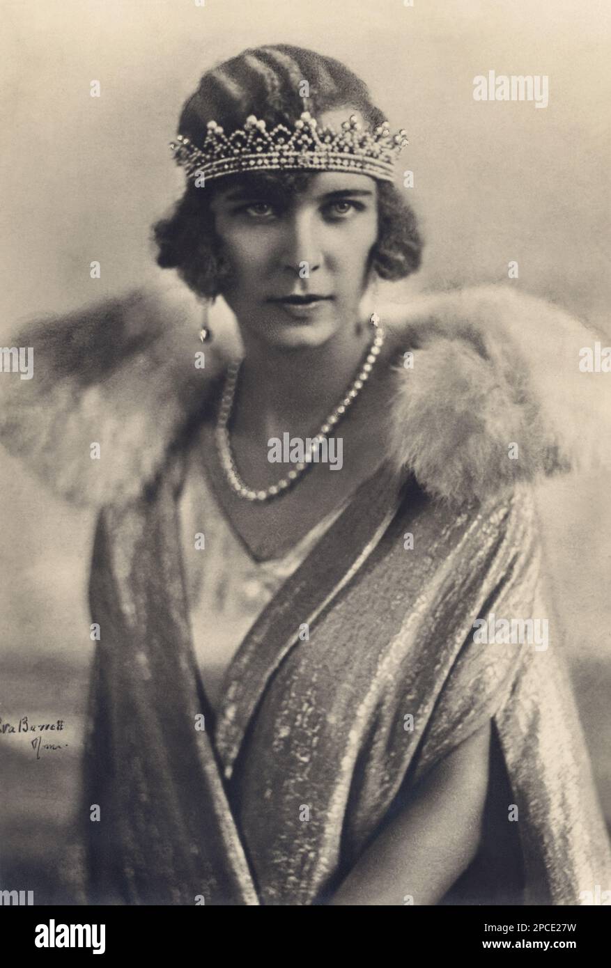 1930 ca. , Roma , Italia : la principessa belga Marie José del BELGIO ( Ostende 4 agosto 1906 - Ginevra 27 gennaio 2001 ) , futura ultima regina d'Italia , sposata nel 1930 con il principe italiano del Piemonte UMBERTO II di SAVOIA ( 1904 - 1983 ) . Ritratto di EVA BARRETT, Roma - Casa DEL BRABANTE - BRABANTE - royalty - nobili italiani - Nobiltà - principessa reale - ITALIA - BELGIO - MARIA José - ritratto - collana - collana - perla - perla - perla - gioiello - gioielli - gioielleria - gioielleria - gioielleria - gioielleria - gioielli - bijoux - corona - crown - orecchino - orecchini - le gocce - i brillanti - i diamanti - i diamantati - i rametti Foto Stock