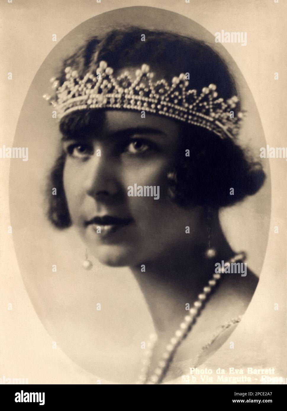 1930 ca. , Roma , ITALIA : la principessa belga Marie José del BELGIO ( 1906 - 2001 ) , futura ultima Regina d'Italia nel maggio 1946 , sposò nel 1930 il Principe italiano del Piemonte UMBERTO II di SAVOIA ( 1904 - 1983 ) . Ritratto di EVA BARRETT, Roma . - Casa DEL BRABANTE - BRABANTE - royalty - nobili italiani - Nobiltà - principessa reale - ITALIA - BELGIO - MARIA José - ritratto - collana - collana - perla - perla - perla - gioiello - gioielli - gioielleria - gioielleria - gioielleria - gioielleria - gioielli - bijoux - corona - Crown - orecchino - orecchini - collirio ---- Archivio GBB Foto Stock