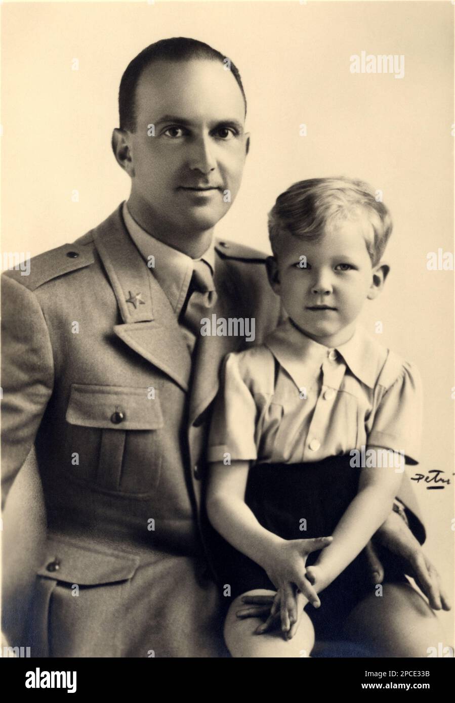 1939 , ITALIA : il principe italiano UMBERTO di SAVOIA principe del Piemonte ( 1904 - 1983 ) , successivamente re d'Italia UMBERTO II nel maggio 1946 . In questa foto con il figlio VITTORIO EMANUELE ( nato nel 1937 ). Foto di PETRI , Milano - ITALIA - CASA SAVOIA - REALI - Nobiltà ITALIANA - SAVOIA - NOBILTÀ - ROYALTY - STORIA - FOTO STORICHE - bambino - bambino - bambino - royalty - nobili - Nobiltà - principe reale - ritratto - ritratto - celebrità celebrità quando erano bambini piccoli - Celebrita' da bambini bambino da piccoli piccolo - padre e figlio - padre e figlio ---- Archivio GBB Foto Stock