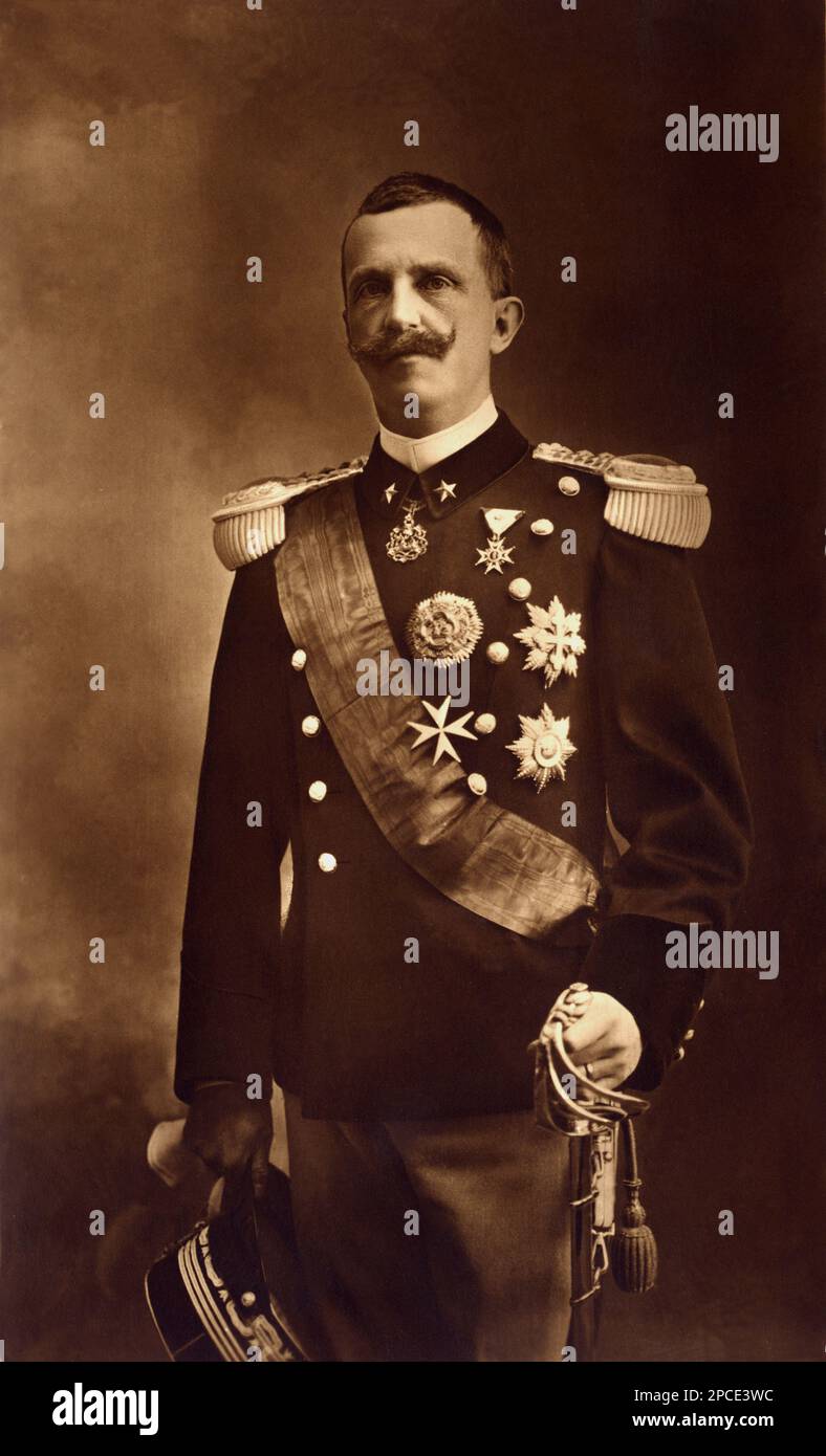 1913 ca, ITALIA : il Re italiano VITTORIO EMANUELE III di SAVOIA ( 1869 - 1947 ) , foto di Comoletti . - ITALIA - CASA SAVOIA - REALI - Nobiltà ITALIANA - SAVOIA - NOBILTÀ - ROYALTY - STORIA - FOTO STORICHE - royalty - nobili - Nobiltà - ritratto - ritratto - baffi - baffi - uniforme militare - divisa uniforme militare - medaglie - medaglia - medaglie - spada - Spada ---- Archivio GBB Foto Stock