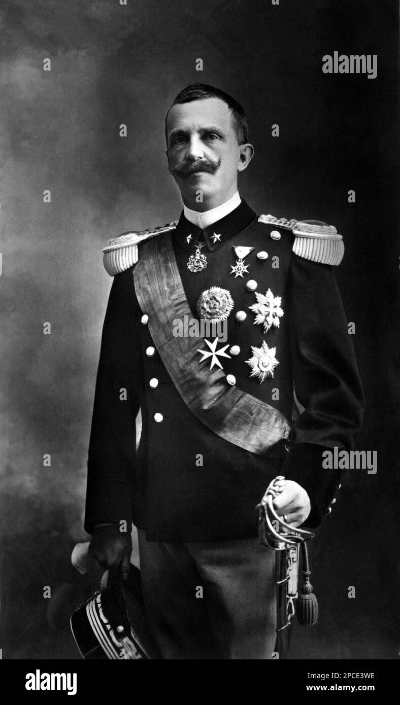 1913 ca, ITALIA : il Re vittorio EMANUELE III di SAVOIA ( 1878 - 1900 ) , foto di Comoletti . - ITALIA - CASA SAVOIA - REALI - Nobiltà ITALIANA - SAVOIA - NOBILTÀ - ROYALTY - STORIA - FOTO STORICHE - royalty - nobili - Nobiltà - ritratto - ritratto - baffi - baffi - uniforme militare - divisa uniforme militare - medaglie - medaglia - medaglie - spada - Spada ---- Archivio GBB Foto Stock