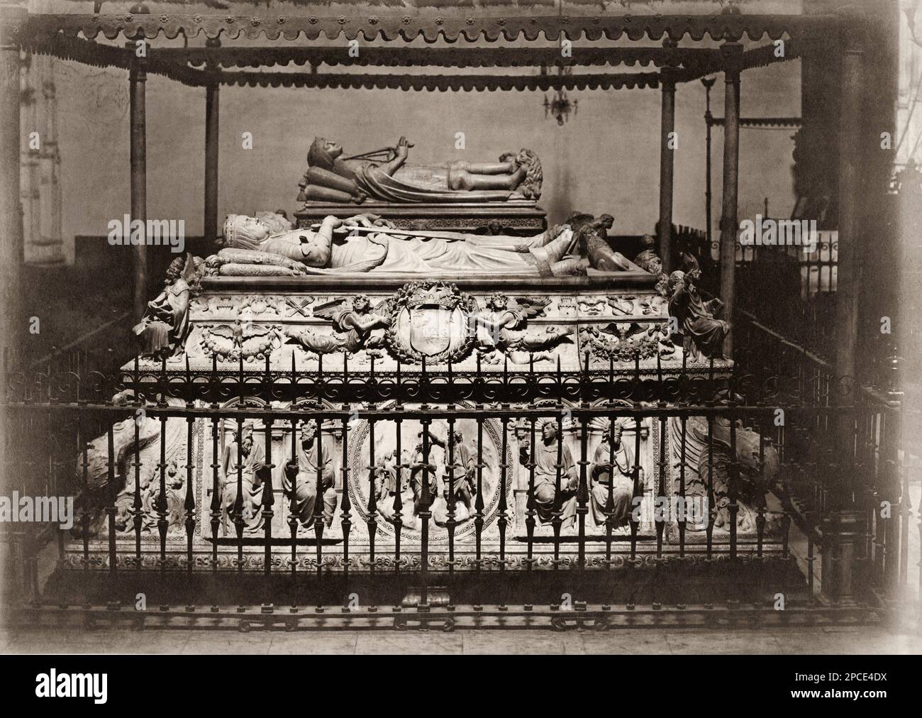 1880 ca, GRANADA , SPAGNA : Capilla Real . La Cappella reale , con le tombe della regina Isabella e del re Ferdinando , i re cattolici - Foto di J. Laurent , Madrid - Cattedrale di Granada - SPAGNA - FOTO STORICHE - FOTO STORICHE - FOLKLORE - - GEOGRAFIA - GEOGRAFIA - OTTOCENTO - XIX SECOLO - 800 - '800 - CHIESA - CHIESA - Regina ISABELLA LA CATTOLICA - RE FERDINANDO il CATTOLICO - RELIGIOSITÀ - RELIGIONE - tomba - tomba - Tombe pietre - tombe - Cappella reale - ARTE - ARTE - ARCHITETTURA - ARCHITETTURA - SEPOLCRO - SEPOLCRI - nobili - Nobiltà - nobiltà - REALI - REALE SPAGNOLO Foto Stock