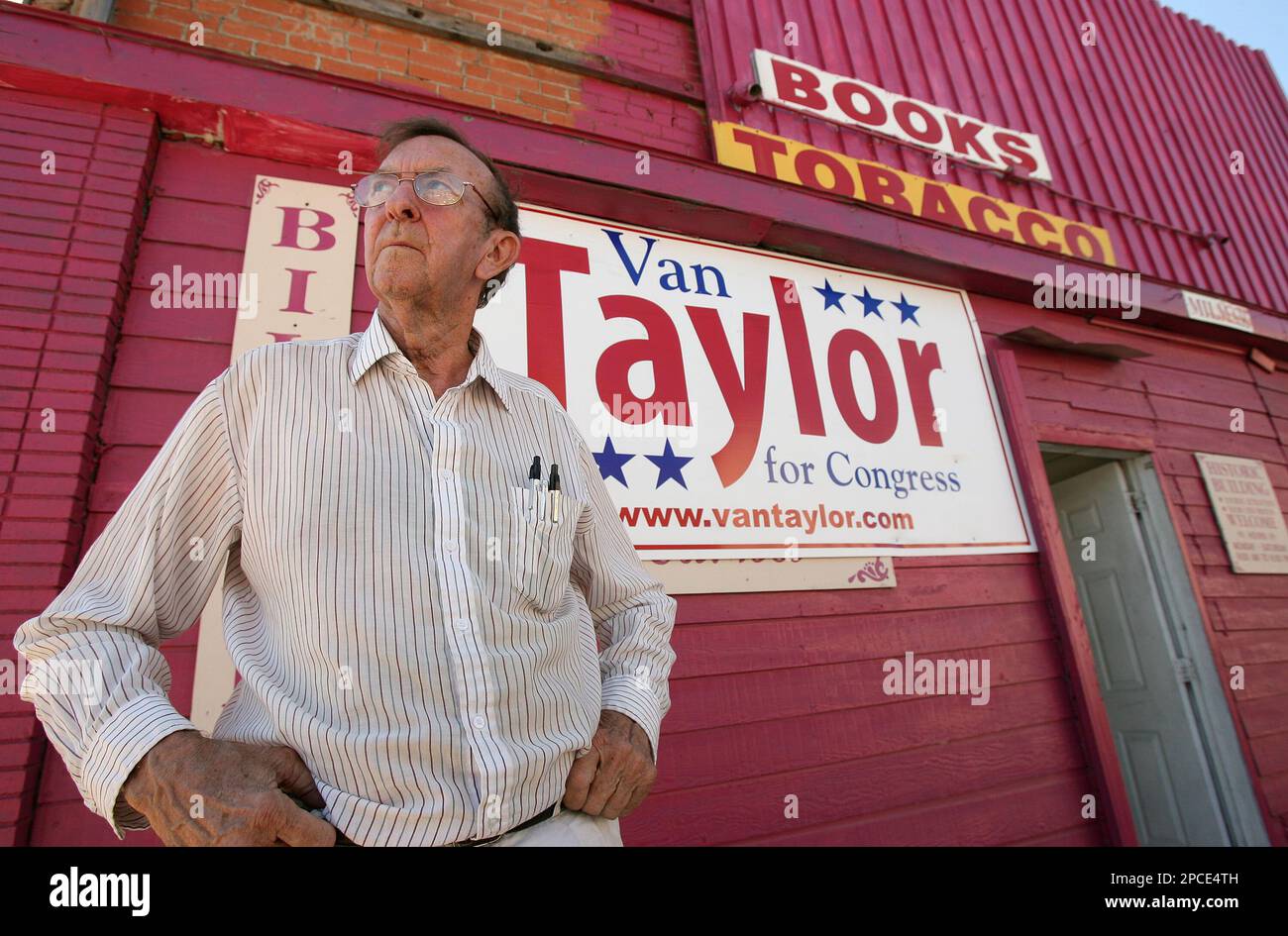 ** ADVANCE FOR WEEKEND, OCT. 21-22 ** Bookstore owner Bill T. Miller, 73, poses for a portrait outside his store Tuesday, Sept. 26, 2006, in Cleburne, Texas. Miller supports Van Taylor, Republican candidate for Texas' 17th Congressional District, which includes President Bush's Crawford ranch. (AP Photo/D.J. Peters) Foto Stock