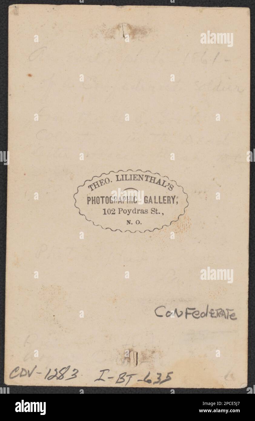 Soldato non identificato in uniforme confederata / Theo. Galleria fotografica di Lilienthal, 102 Poydras St., N.O.. Liljenquist Famiglia Collezione di fotografie della Guerra civile , pp/liljpaper. Stati Confederati d'America, esercito, persone, 1860-1870, soldati, Confederato, 1860-1870, uniformi militari, confederato, 1860-1870, Stati Uniti, Storia, Guerra civile, 1861-1865, personale militare, Confederato. Foto Stock