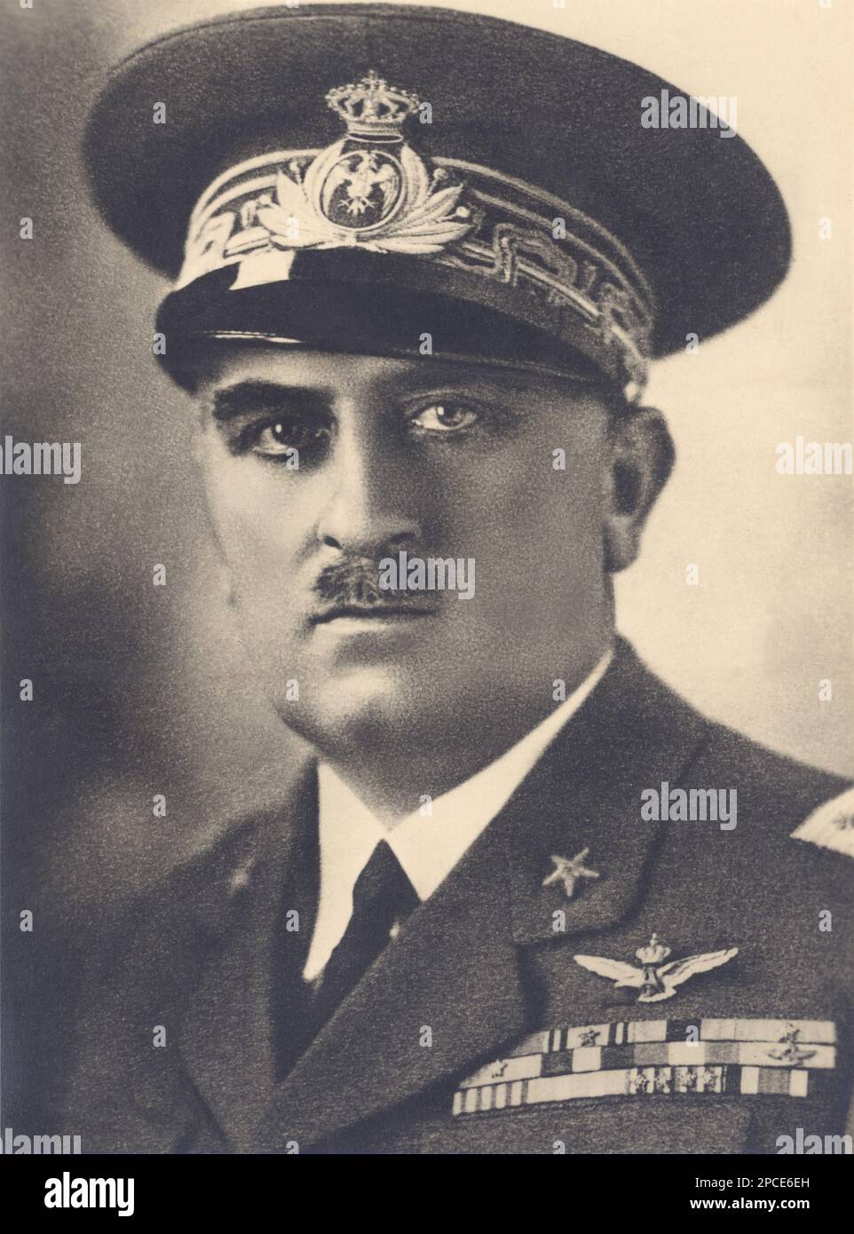 1935 ca, ITALIA : il Generale EDOARDO VALLE , Ministro dell'Aviazione Fascista ai tempi della guerra civile in Spagna - GUERRA civile SPAGNOLA - di SPAGNA - foto storiche - foto storica - STORIA - ritratto - ITALIA - WW2 - GUERRA MONDIALE 2 - SEZIONE GUERRA Mondiale - AVIATORE - AVIAZIONE - divisa uniforme militare - Uniforme militare - baffi - baffi - FASCISTA - FASCISTA - FASCISTA - AVIATORE - AVIATORE ---- Archivio GBB Foto Stock