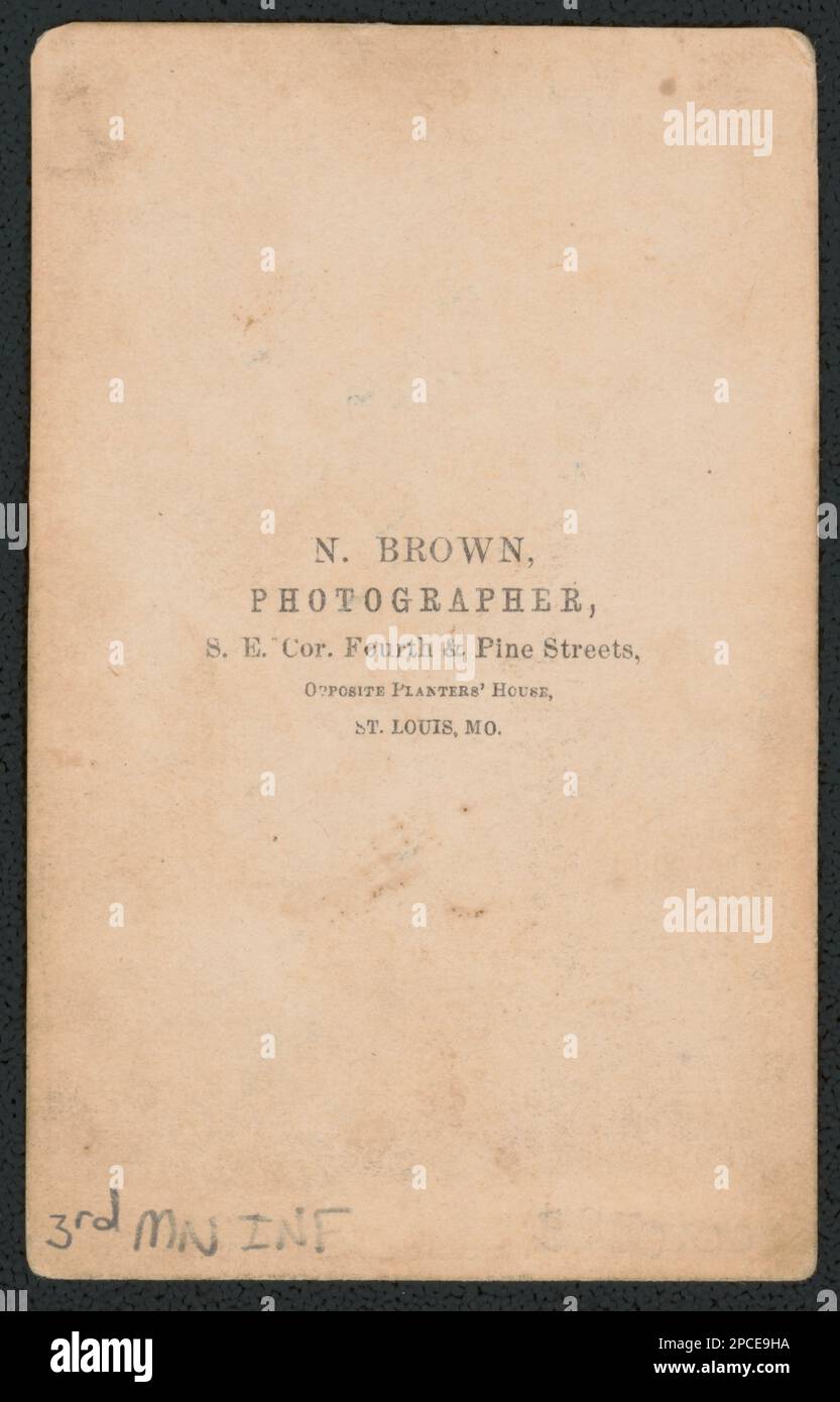 Primo tenente Lewis Hardy della Co.. C, 3rd Minnesota Fanteria Regiment in uniforme e cappello di pelliccia con spada / N. Brown, fotografo, S.E. cor. Fourth & Pine Streets, di fronte a Planters' House, St Louis, Lu.. Liljenquist Famiglia Collezione di fotografie della Guerra civile , pp/liljpaper. Hardy, Lewis, approssimativamente 1832- , Stati Uniti, esercito, Minnesota Fantry Regiment, 3rd (1861-1865), persone, soldati, Unione, 1860-1870, Military Uniforms, Union, 1860-1870, Stati Uniti, Storia, Guerra civile, 1861-1865, personale militare, Unione. Foto Stock