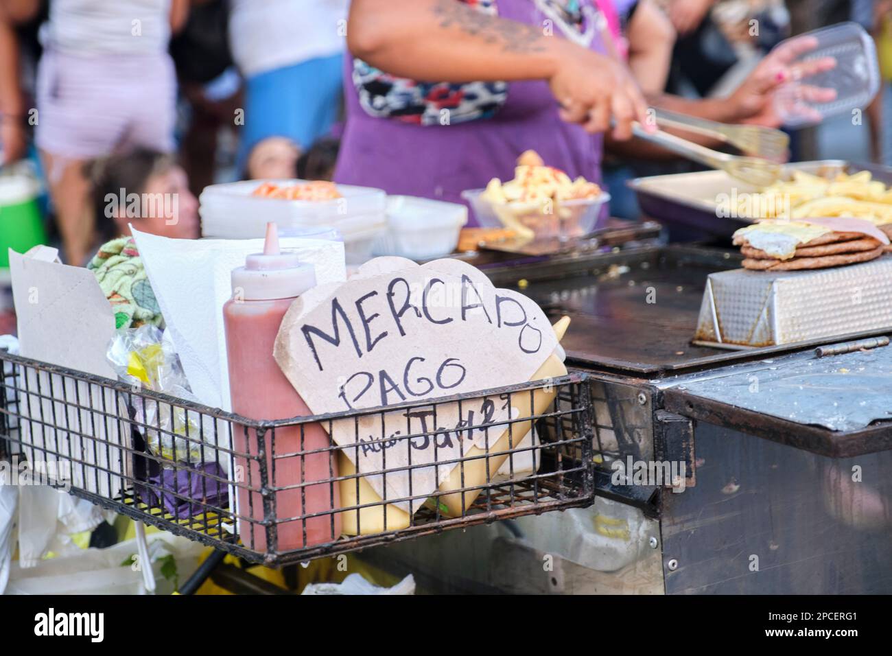 Buenos Aires, Argentina; 8 marzo 2023: Firma del metodo di pagamento MercadoPago in una bancarella di cibo di strada Foto Stock