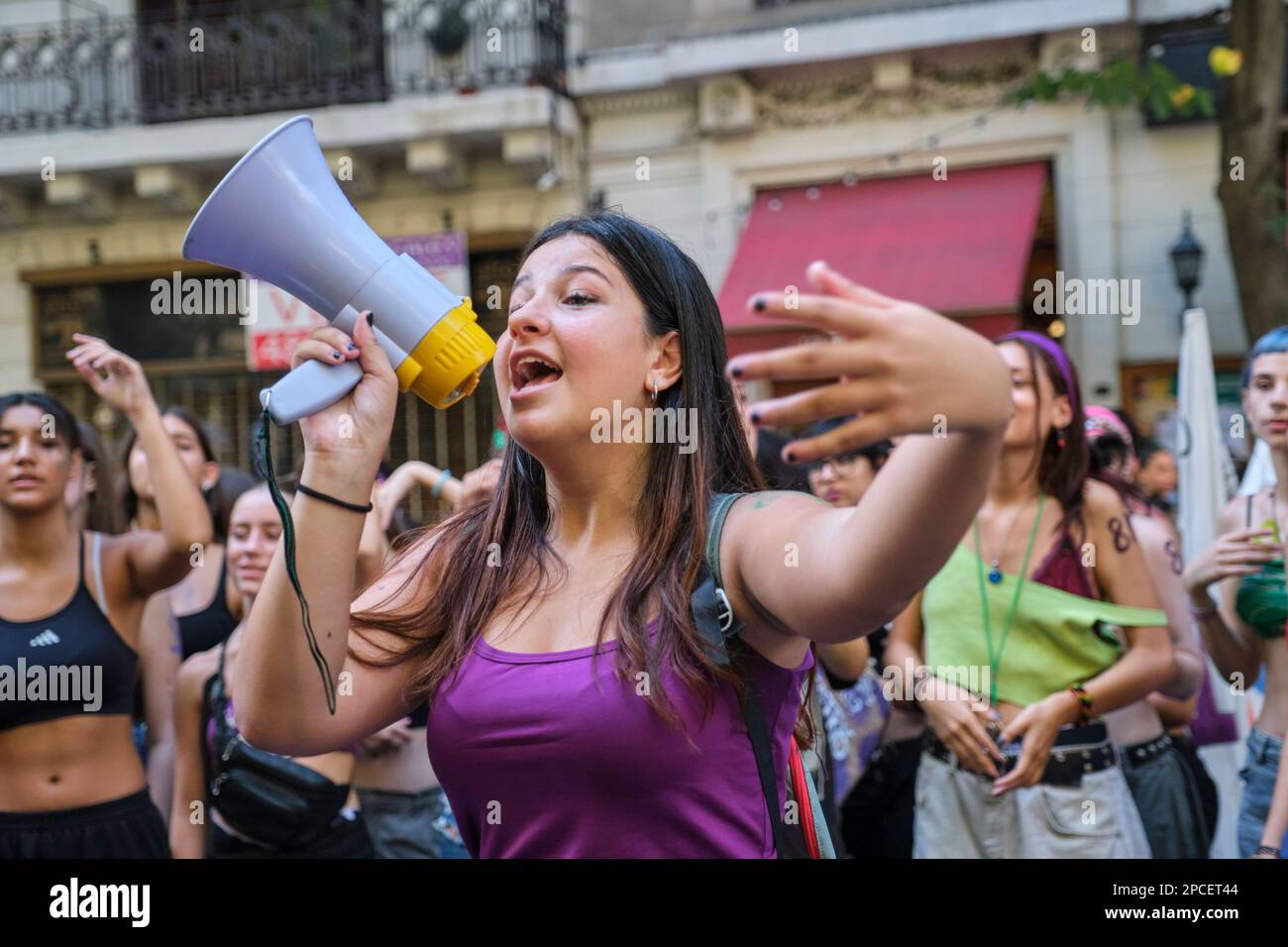 Buenos Aires, Argentina; 8 marzo 2023: Donna che canta, tira i suoi coetanei usando un megafono durante lo sciopero femminista internazionale. Attivismo. Foto Stock