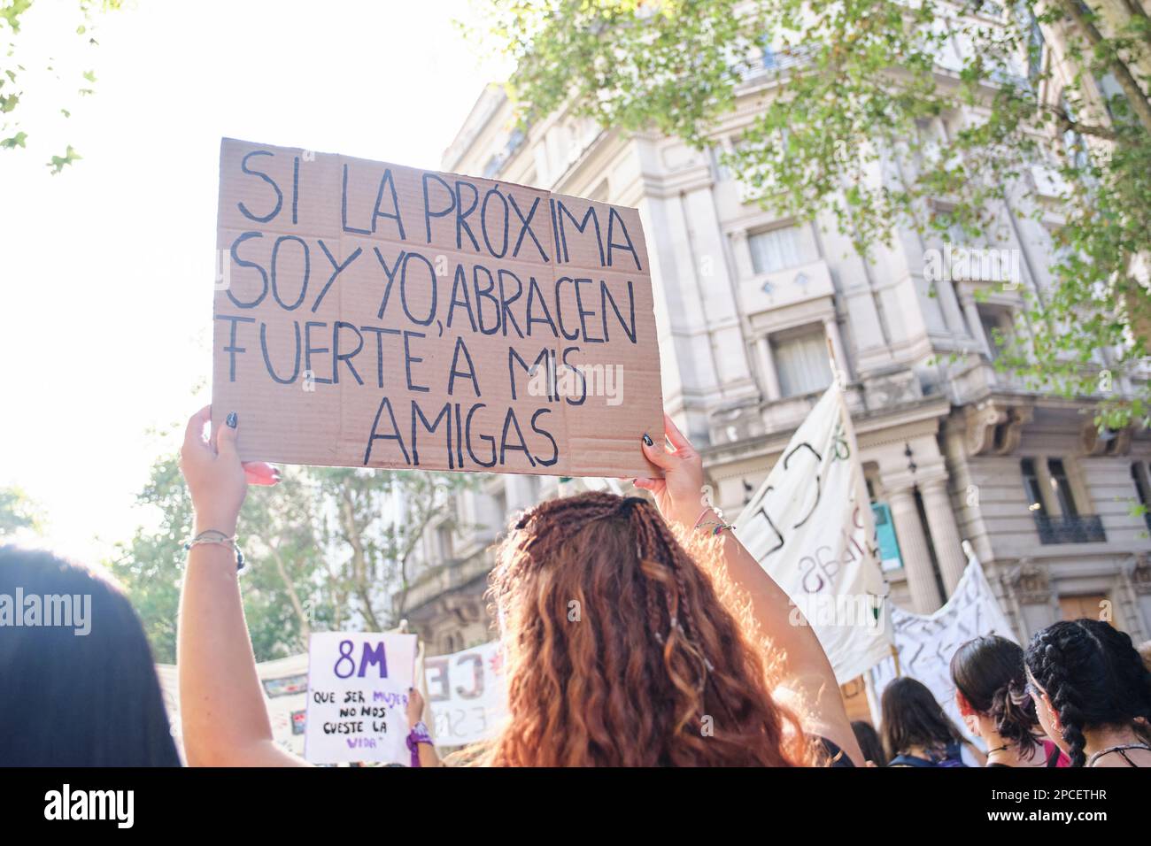 Buenos Aires, Argentina; 8 marzo 2023: Sciopero femminista internazionale, donna irriconoscibile tiene un segno con il testo se sono il prossimo, abbracciate i miei amici Foto Stock