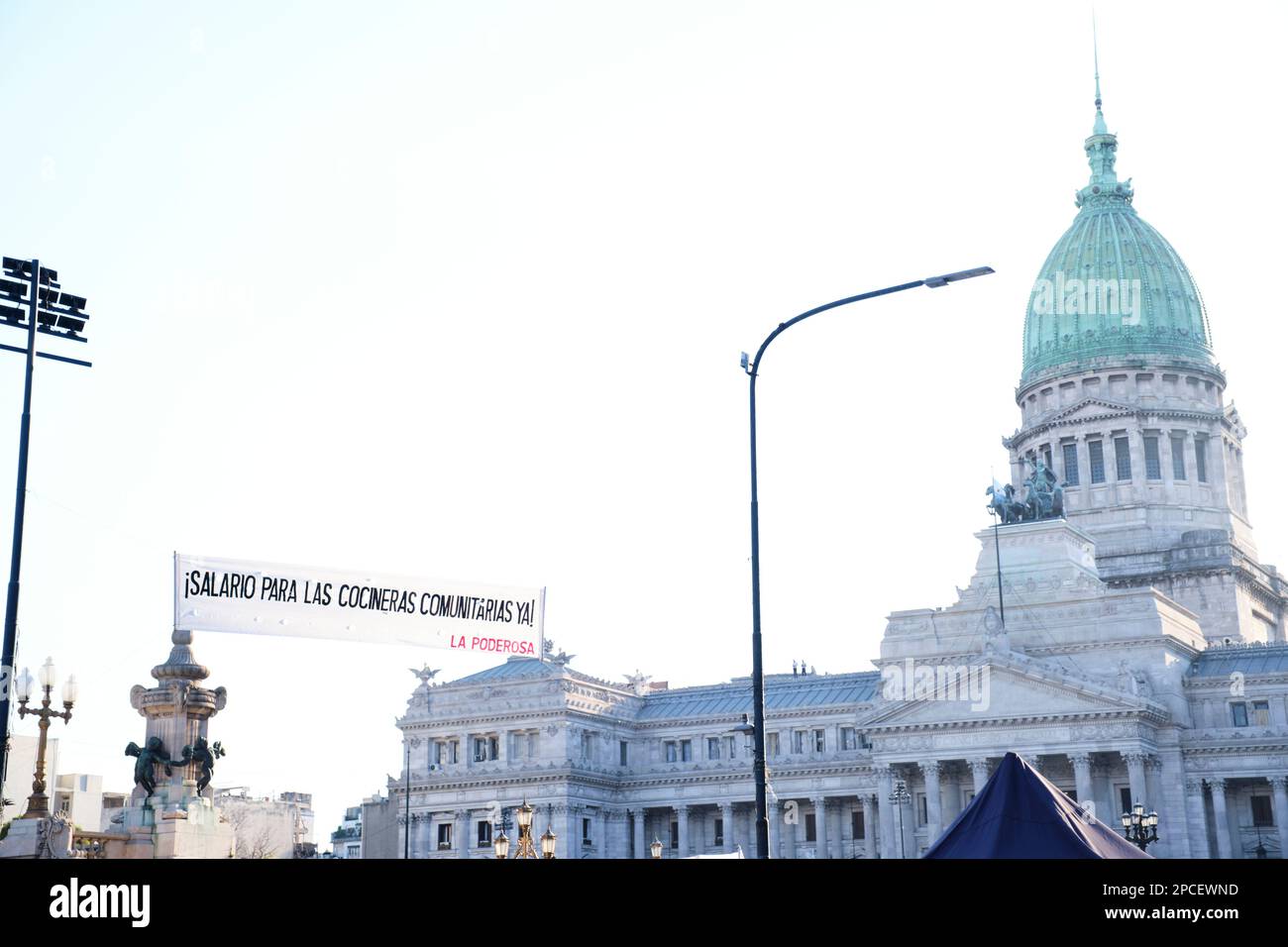 Buenos Aires, Argentina; 8 marzo 2023: Giornata internazionale delle donne. Banner di fronte al Congresso Nazionale che chiede uno stipendio per i cuochi della comunità. Foto Stock