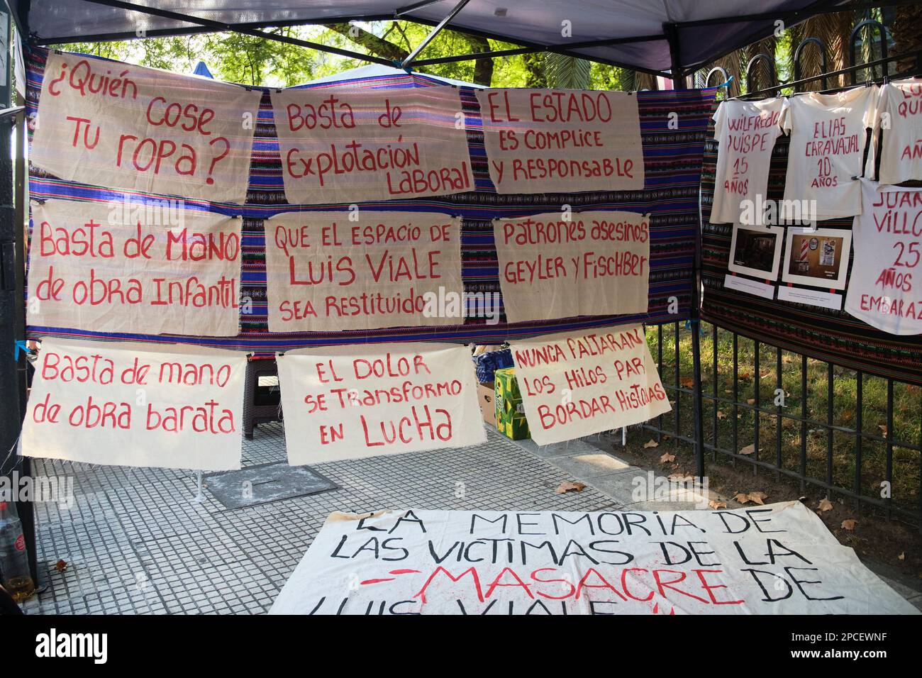 Buenos Aires, Argentina; 8 marzo 2023: Memoriale delle vittime di un incendio in un laboratorio di cucito clandestino. Testi: Niente più sfruttamento del lavoro. Niente di più Foto Stock