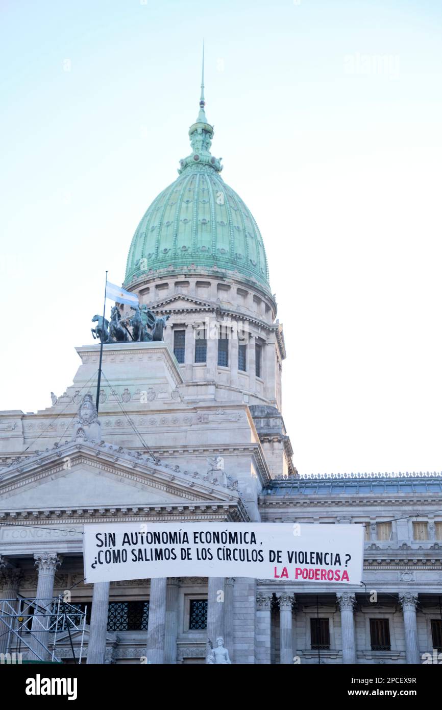 Buenos Aires, Argentina; 8 marzo 2023: Giornata internazionale delle donne. Banner di fronte al Congresso Nazionale: Senza autonomia economica, come si ottiene ou Foto Stock