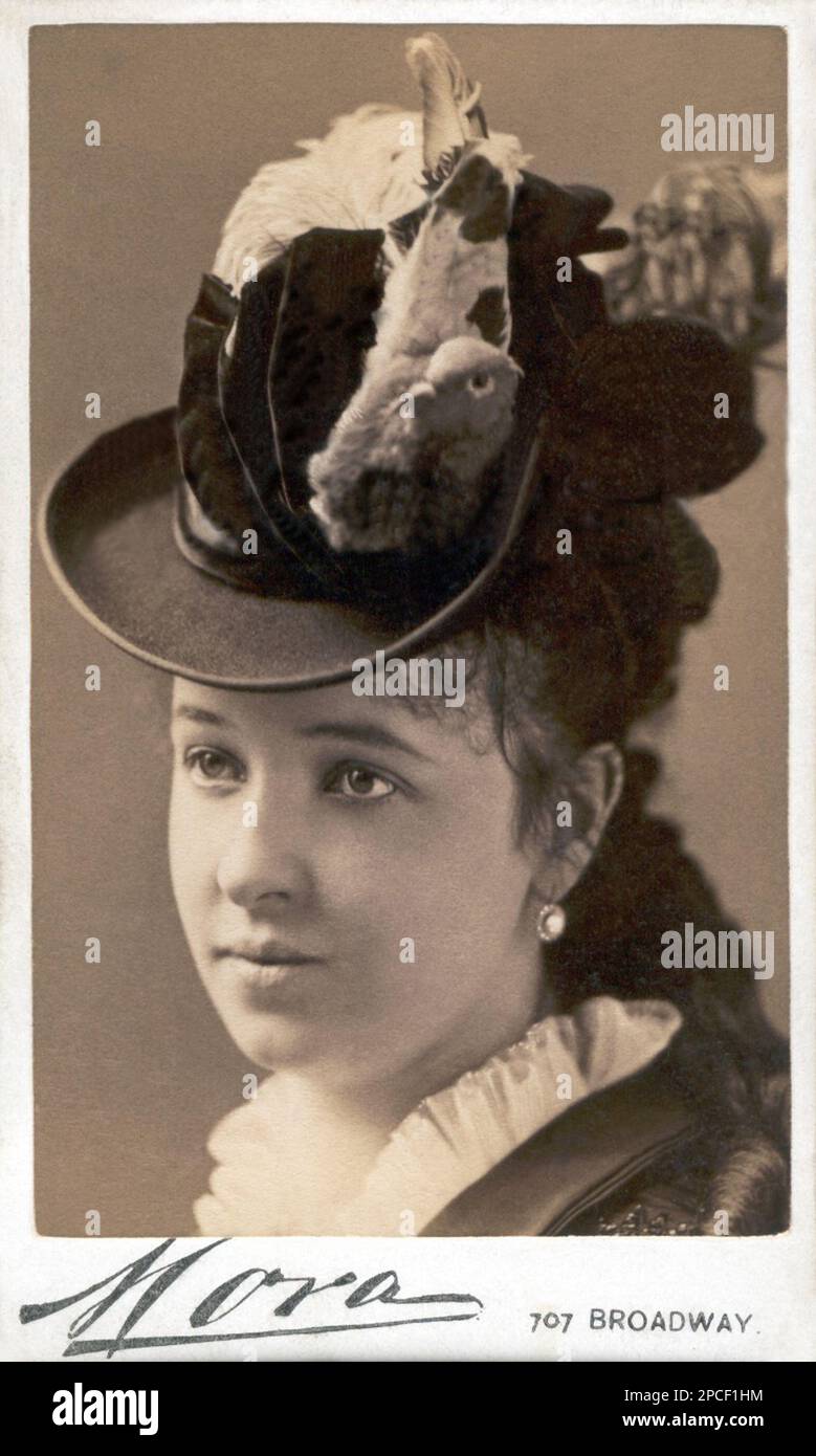1878 ca, New York , USA : il celebre soprano franco-canadese EMMA ALBANI ( 1847 - 1930 ). Foto di Mora , New York . È stato un soprano leader del 19th ° secolo e all'inizio del 20th ° secolo, e il primo cantante canadese a diventare una stella internazionale. Il suo repertorio si concentrò sulle opere di Mozart , Rossini , Gaetano Donizetti e Vincenzo Bellini che più tardi nella sua vita si espansero fino a Wagner . - CANTANTE LIRICA - OPERA - MUSICA CLASSICA - classica - ritratto - ritratto - orecchino - orecchini - orecchini - giriello - gioielli - perle - perla - pe Foto Stock