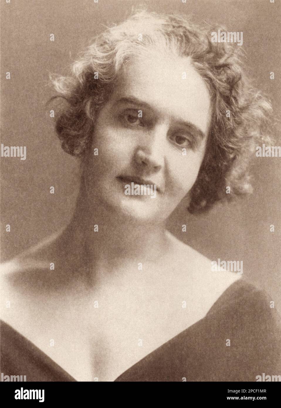 1917 , Firenze , ITALIA : la donna italiana poeta , politico femminista e scrittore SIBILLA ALERAMO ( nata Rina Faccio , 1876 - 1960 ) . Foto di Mario Nunes Vais ( 1856 - 1932 ), Firenze - SCRITTORE - SCRITTRICE - LETTERATO - LETTERATURA - LETTERATURA - POETESSA - POETA - POESIA - POESIA - FEMMINISMO - FEMMINISTA - FEMMINISMO - RITRATTO - RITRATTO - STORIA ------ Archivio GBB Foto Stock