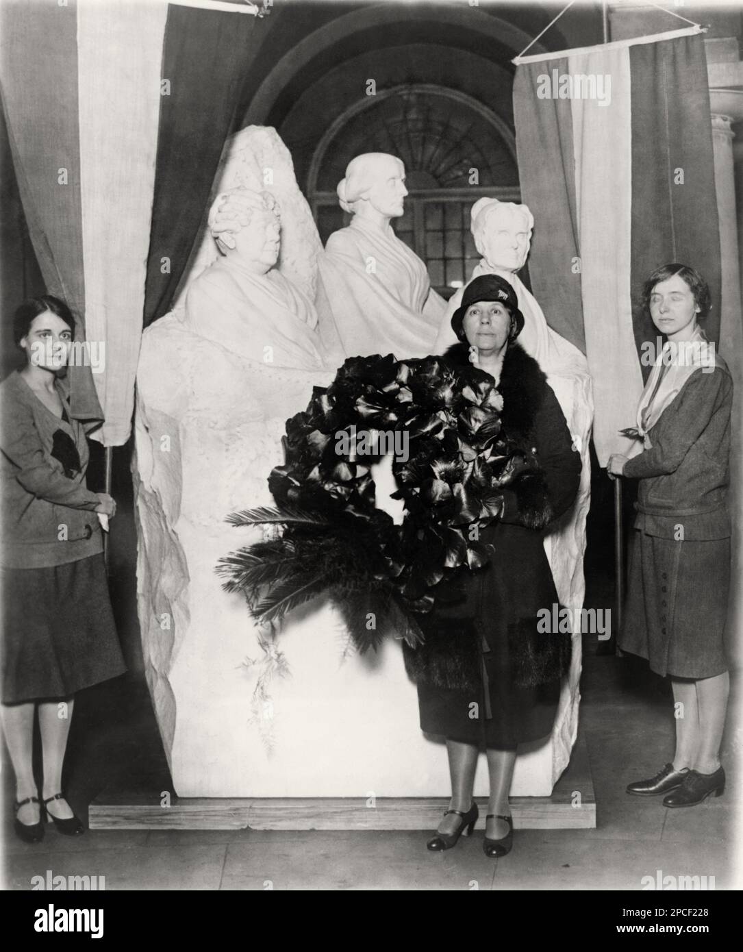 1929 , 15 febbraio , Washington DC , USA : i membri del Consiglio Nazionale del Partito delle Donne onorano il compleanno di Susan B. Anthony ponendo una corona sulla statua negli Stati Uniti Capitol cripta a Washington da parte della scultore Adelaide Johnson . Nello stesso monumento i ritratti di busto di ELIZABETH CADY STANTON ( 1820 - 1906 ) e DI LUCREZIA MOTT ( 1793 - 1880 ). L'attivista sociale abolizionista, e figura di spicco del movimento delle prime donne SUSAN B. ANTHONY ( Susan Brownell , 1820 - 1906 ) - SUFFRAGETTA - sufragetta - sufragista - POLITICO - POLITICO - POLITICA - POLITICA - politica - FE Foto Stock