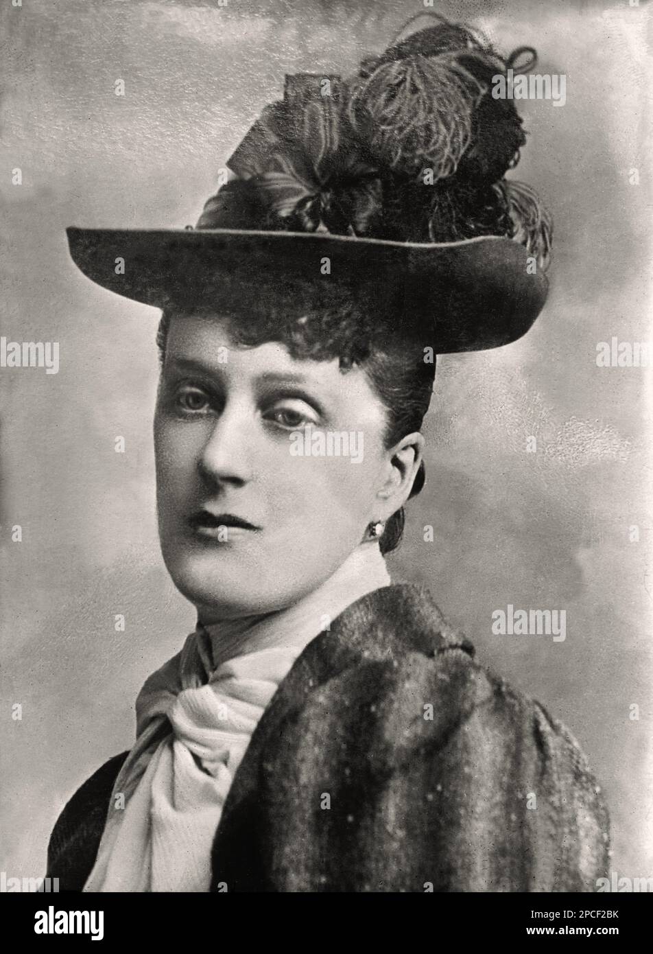 1890 ca , Londra , Inghilterra : la signora Duchessa Winifred Ellen GORE di ARRAN nato Winifred Ellen Reilly ( morto nel 1921 ), figlia di John Reilly e dell'on. Augusta Sudgen . Sposò, in primo luogo, il tenente on. John Montagu Stopford, figlio di James Thomas Stopford, 4th conte di Courtown e Dora Pennefather, il 1881 . Sposò, in secondo luogo nel 1889 Arthur Saunders Gore , 5th conte di Arran KP ( 1839 - 1901 ), conosciuto come Visconte Sudley dal 1839 al 1884, fu un collega anglo-irlandese e diplomatico . Avevano una figlia Lady Winifred Helena Lettice Gore ( 1891 -1958 ), non sposata. Lord Arran morì nel marzo del 190 Foto Stock