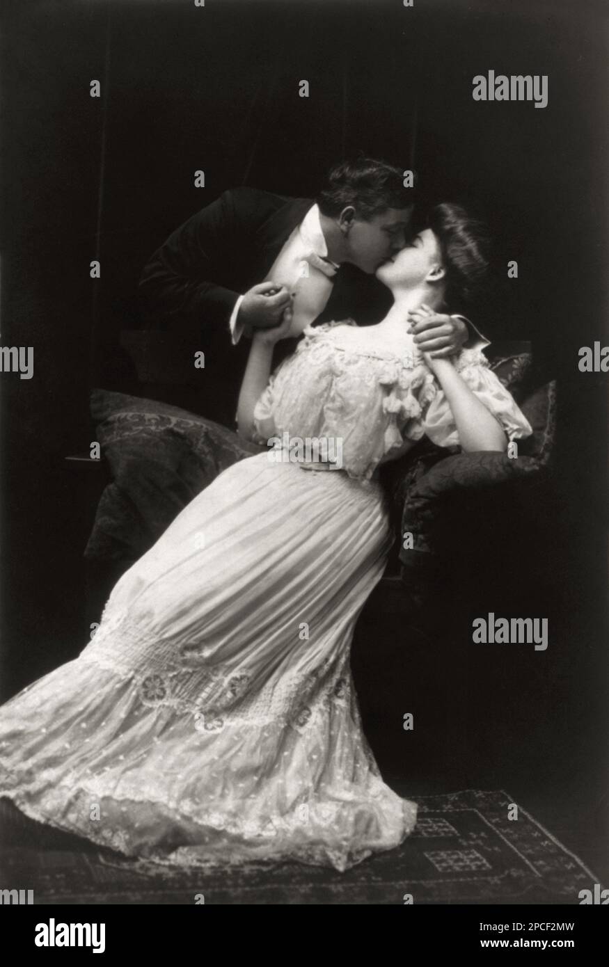 1909, USA:' Un bacio d'anima'. L'uomo e la donna baciano . Foto di un noto fotografo americano. - KISS - BACIO - BACIARE - CORTEGGIAMENTO - CORTEGGIAMENTO - AMORE - AMORE - LOVEERS - AMANTI - FIDANZATI - SAN VALENTINO - SAN VALENTINO - SENTIMENTALE - SENSIBILE - ROMANTICO - ROMANTICO - ROMANTICO - FOTO STORICHE - FOTO STORICHE - - NOVECENTO - '900 - MODA - Moda - profilo - colletto - colletto - cravatta - papillon - cravatta - decollette' - scrollatura - collana - RITRATTO - ritratto - pizzo - BELLE EPOQUE - mano nella mano - mani in mano ----- Archivio GBB Foto Stock