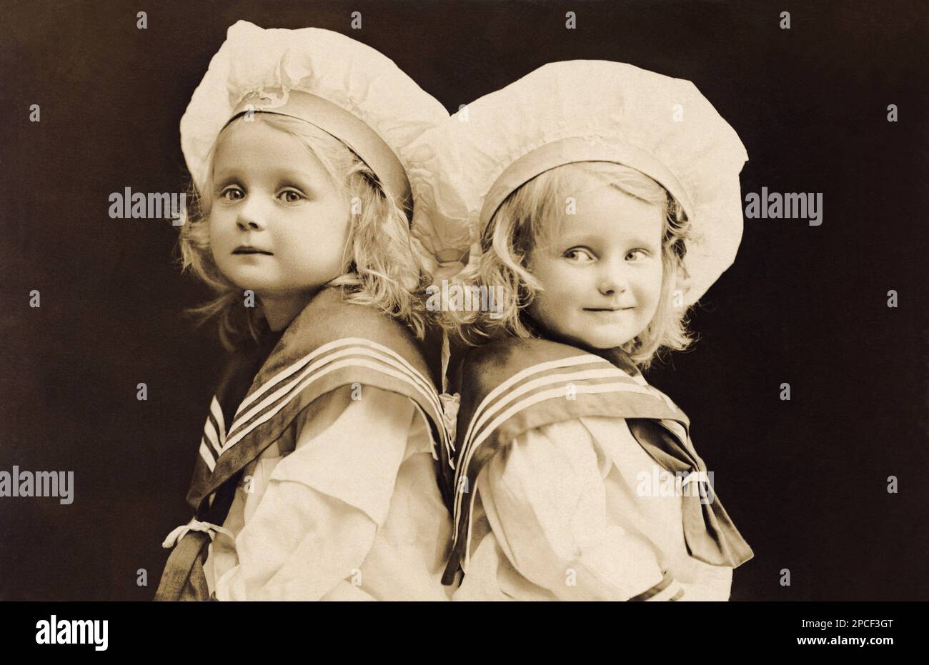 1900 ca , GERMANIA : Due bambini vestiti come un piccolo marinaio - FOTO  STORICHE - FOTO DI STORIA - colletto - cappello - cappello - cappello -  biondo - capelli biondi -