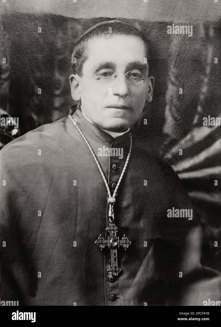 1914 ca , Città del Vaticano , Roma , ITALIA : Papa BENEDETTO XV ( Nobile Giacomo DELLA CHIESA , 1854 - 1922 ), PAPA dal 1914 al 1922 . In questa foto, quando è stato il Cardinale della Chiesa in CONCLAVE per l'elezione del Papa - VATICANO - VATICANO - RELIGIONE CATTOLICA - RELIGIONE CATTOLICA - colletto - colletto - crofisso - crocifisso - croce - croce - occhiali - lente - vetri - prelato - sacerdote - Benedictus - BENEDETTO - CLERICALE - PAPA - ritratto ------ Archivio GBB Foto Stock