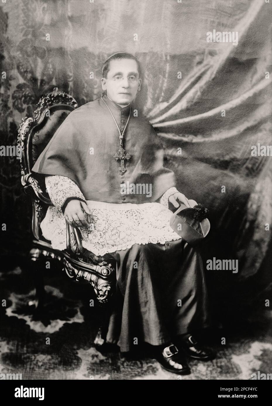 1914 ca , Città del Vaticano , Roma , ITALIA : Papa BENEDETTO XV ( Nobile Giacomo DELLA CHIESA , 1854 - 1922 ), PAPA dal 1914 al 1922 . In questa foto, quando è stato il Cardinale della Chiesa in CONCLAVE per l'elezione del Papa - VATICANO - VATICANO - RELIGIONE CATTOLICA - RELIGIONE CATTOLICA - colletto - colletto - crofisso - crocifisso - croce - croce - occhiali - lente - vetri - prelato - sacerdote - Benedictus - BENEDETTO - CLERICALE - PAPA - ritratto ------ Archivio GBB Foto Stock