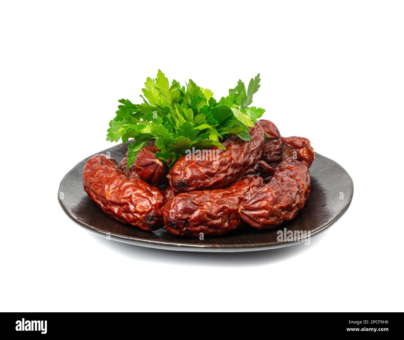 Salsicce secche affumicate isolate, bastoncini di salame, kielbasa, Cabanossi, Kabanos, Embutido secco, chorizo, salsiccia di Bratwurst su sfondo bianco Foto Stock
