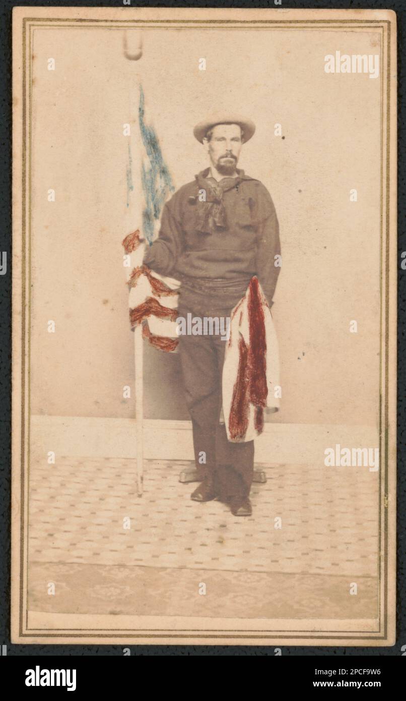 Marinaio unidentified in uniforme con bandiera americana. Liljenquist Famiglia Collezione di fotografie della Guerra civile , pp/liljpaper. Stati Uniti, Marina, persone, 1860-1870, marinai, Unione, 1860-1870, uniformi militari, Unione, 1860-1870, Bandiere, americano, 1860-1870, Stati Uniti, storia, Guerra civile, 1861-1865, personale militare, Unione. Foto Stock
