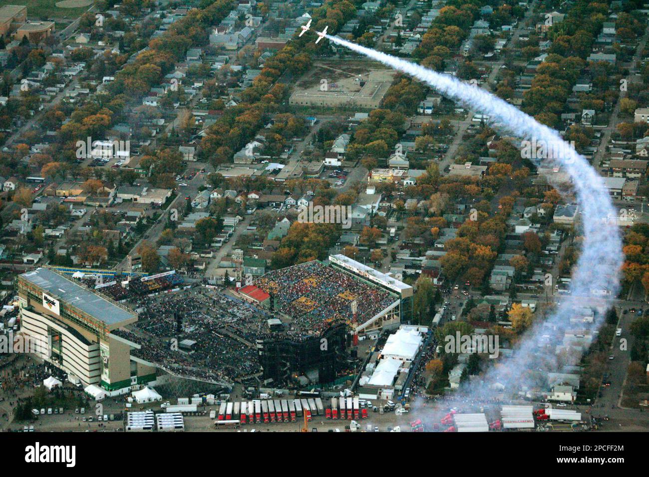 The Canadian Forces Snowbirds Demonstration Team fly over Mosaic Stadium prior to the sold out Rolling Stones concert in Regina, Sask., Friday, Oct. 6, 2006. (AP Photo/CP, Geoff Howe) Foto Stock