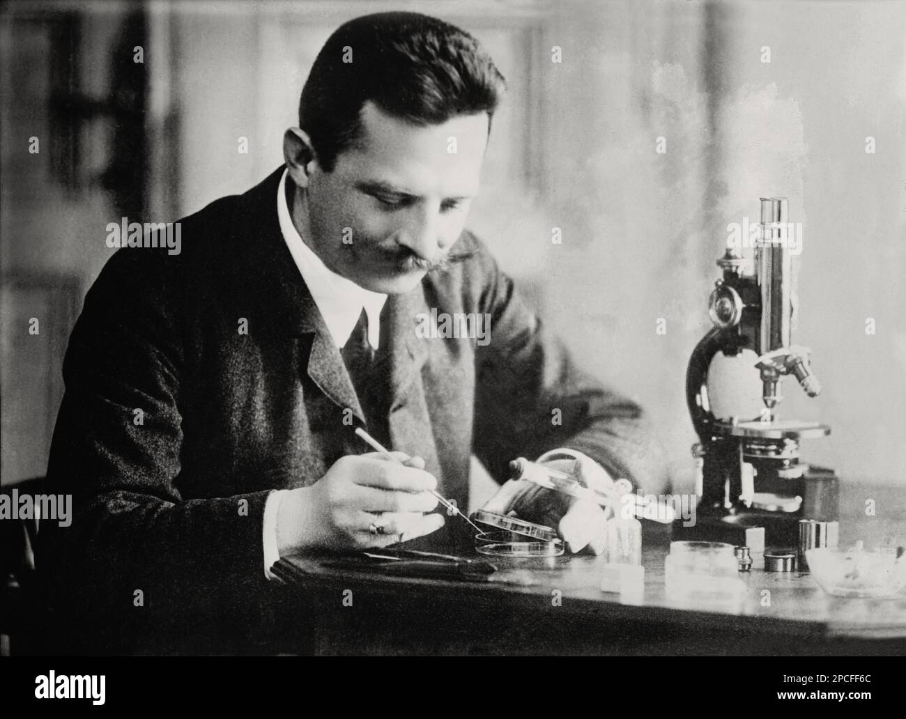 1910 ca , VIENNA , AUSTRIA : Lo scienziato austriaco Professor OSWALD RICHTER presso il laboratorio universitario di Brunn - Gregor Mendel Theory - foto storiche - foto storica - scienziato - scienziato - ritratto - - baffi - baffi - profumo - microscopio - MEDICO - MEDICINA - medicina - SCIENZA - OSWALD-RICHTER - Genetista - biologo - genetica - Scienze naturali - MENDELISM - BIOLOGO - BIOLOGO ---- Archivio GBB Foto Stock