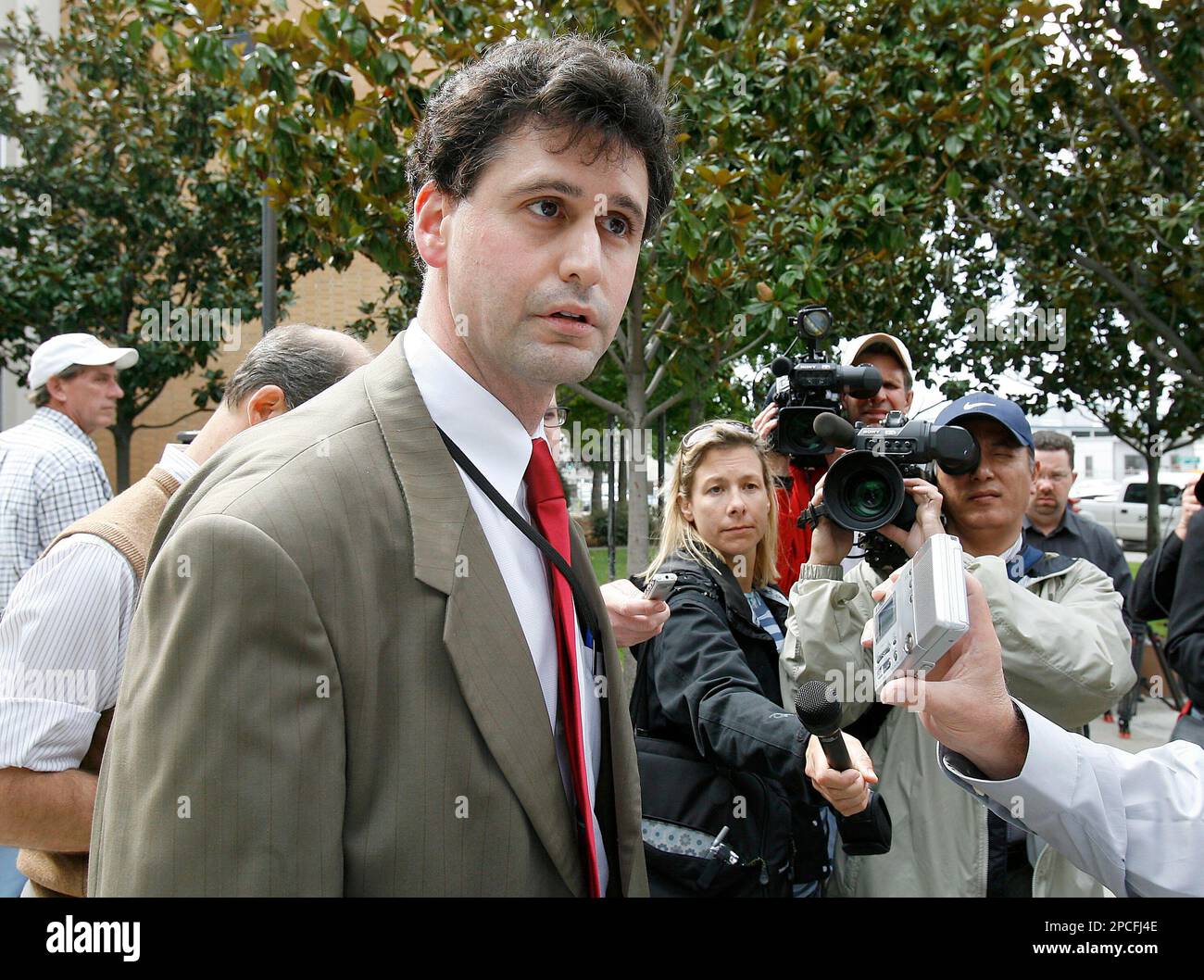 California Deputy Attorney General Ralph Sivilla, speaks with the press outside the Santa Clara County Superior Court in San Jose, Calif., on Thursday, Oct. 5, 2006 after filing papers on ousted Hewlett-Packard Chairwoman Patricia Dunn. Dunn was in court on felony charges tied to the ill-fated boardroom spying probe at the computer and printer giant. (AP Photo/Tony Avelar) Foto Stock