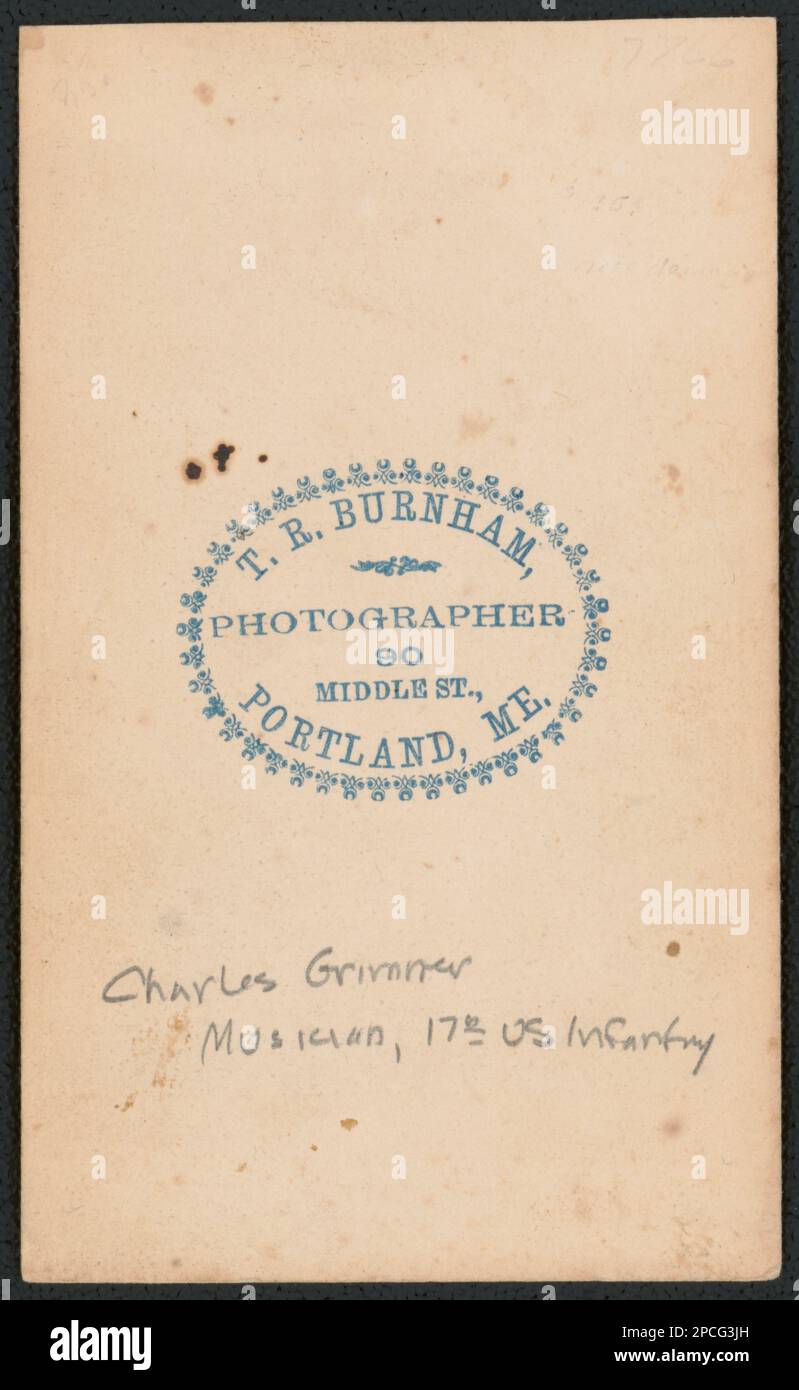 Il musicista Charles W. Grimmer del Regimento regolare della fanteria dell'esercito 17th in uniforme con corno e spada / T.R. Burnham, fotografo, 90 Middle St., Portland, Me.. Liljenquist Famiglia Collezione di fotografie della Guerra civile , pp/liljpaper. Grimmer, Charles W, 1830-1898, Stati Uniti, Army, Persone, 1860-1870, soldati, Unione, 1860-1870, Uniformi militari, Unione, 1860-1870, musicisti, 1860-1870, Saxhorns, 1860-1870, Stati Uniti, Storia, Guerra civile, 1861-1865, personale militare, Unione. Foto Stock