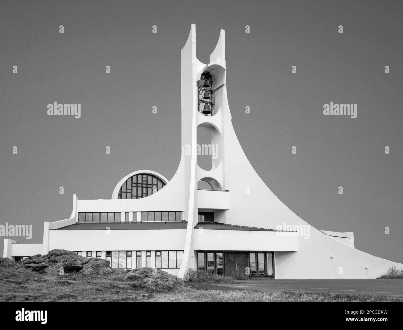 Islanda, Stykkisholmur - 16 maggio 2015: Architettura progettata moderna chiesa bianca sulla cima di una collina in Stykkisholmur nell'Islanda occidentale Foto Stock