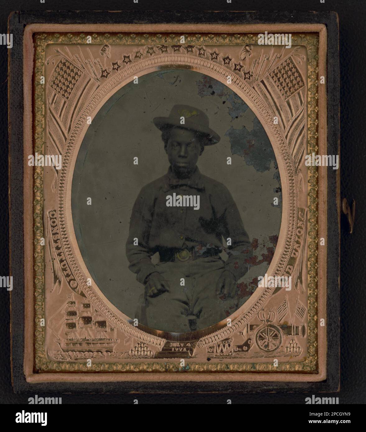 Giovane soldato afro-americano non identificato in uniforme dell'Unione. Liljenquist Famiglia Collezione di fotografie della Guerra civile , FAmbrotype / Tintype fotografia serie di archiviazione , pp/liljunion. Afroamericani, servizio militare, Unione, 1860-1870, soldati, Unione, 1860-1870, uniformi militari, 1860-1870, giovani, 1860-1870, Stati Uniti, Storia, Guerra civile, 1861-1865, Personale militare, Unione. Foto Stock
