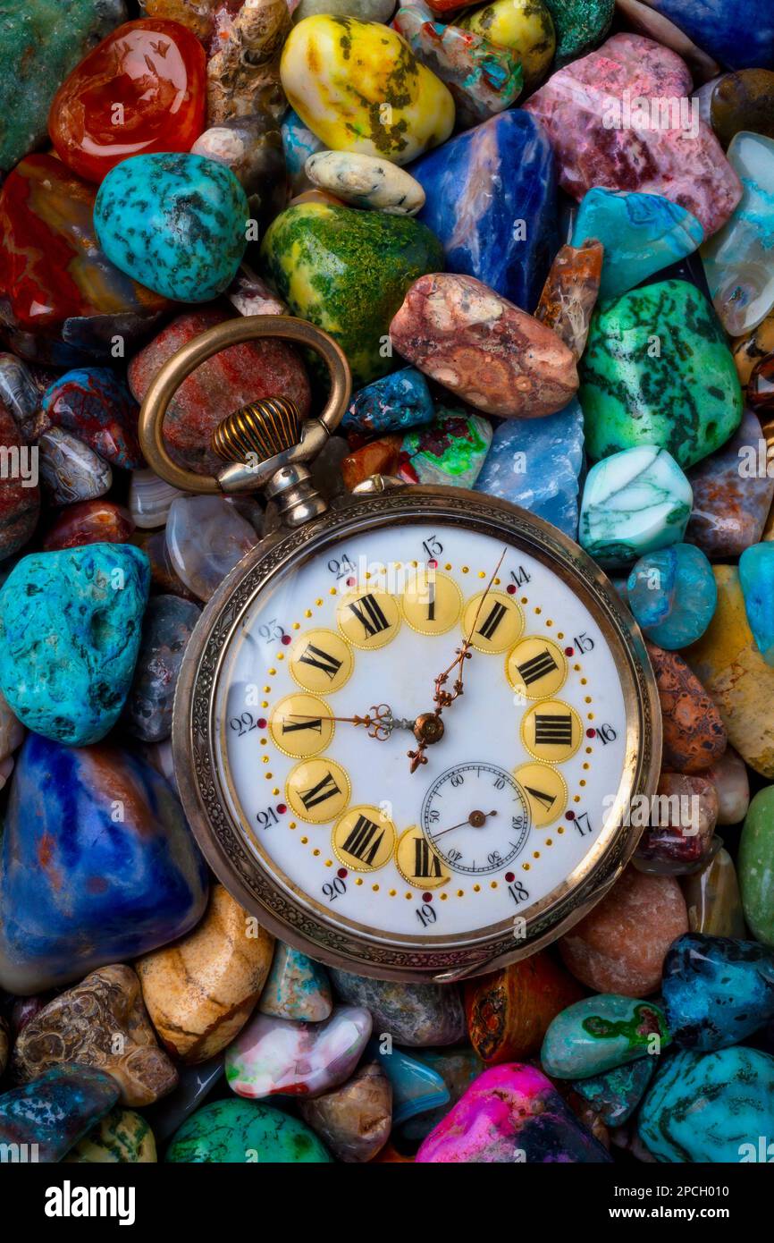Vecchio orologio tascabile su pietre lucidate ancora vita Foto Stock